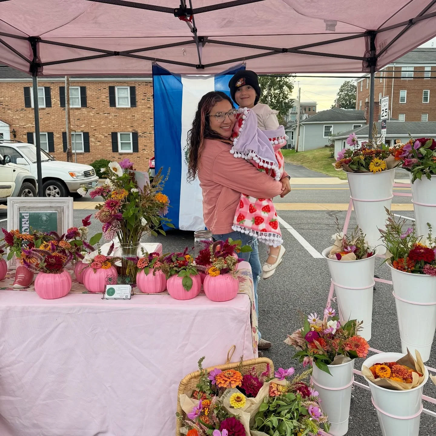 Only two weeks left of the farmers market season, y&rsquo;all! 🍂
The air&rsquo;s crispy, the blooms are bright, and your local favorite flower farmer (aka this Momma under the pink tent 👢) is all stocked up!

🌸 Bouquets &mdash; 2 for $40
🎃 Pink p