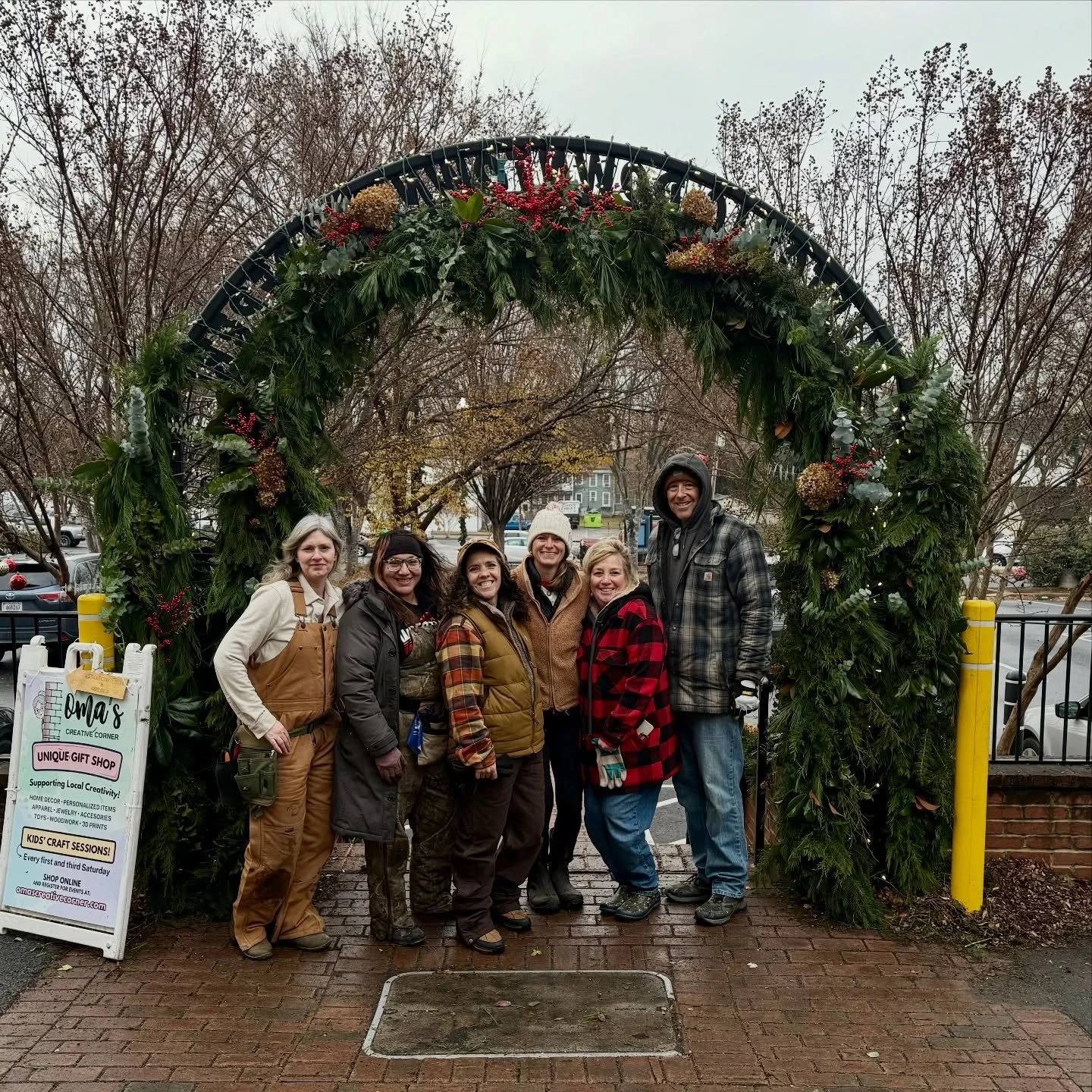 This beautiful holiday archway was made with love by local flower farmers right here in our community. We bundled up, came together, and created something special for everyone to enjoy. ✨🌲

Huge shoutout to Sarah @bloombay for bringing all of us tog