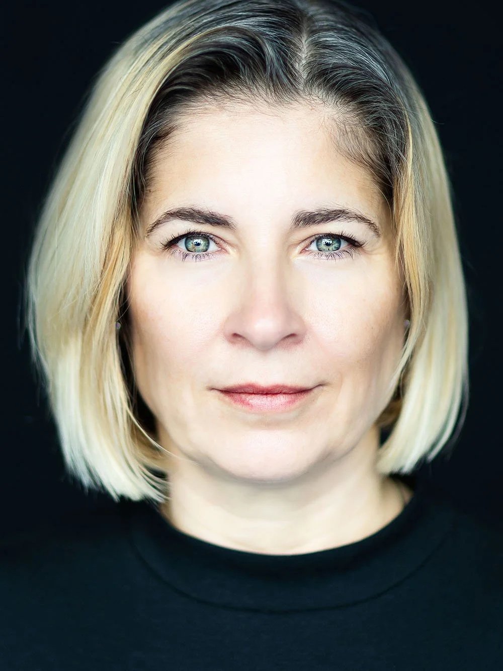 Professional headshot of a businesswoman with blue eyes by Vera Gošić Photography