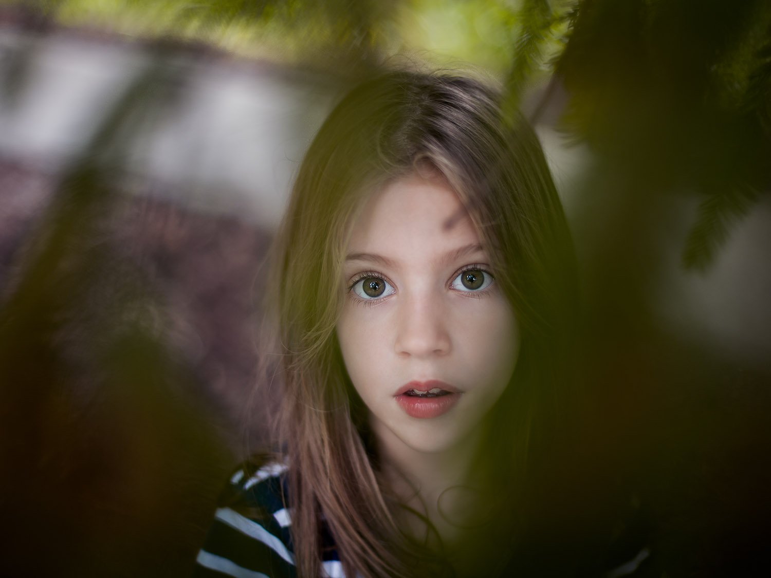 Natural light portrait of a young girl outdoors by Vera Gošić Photography