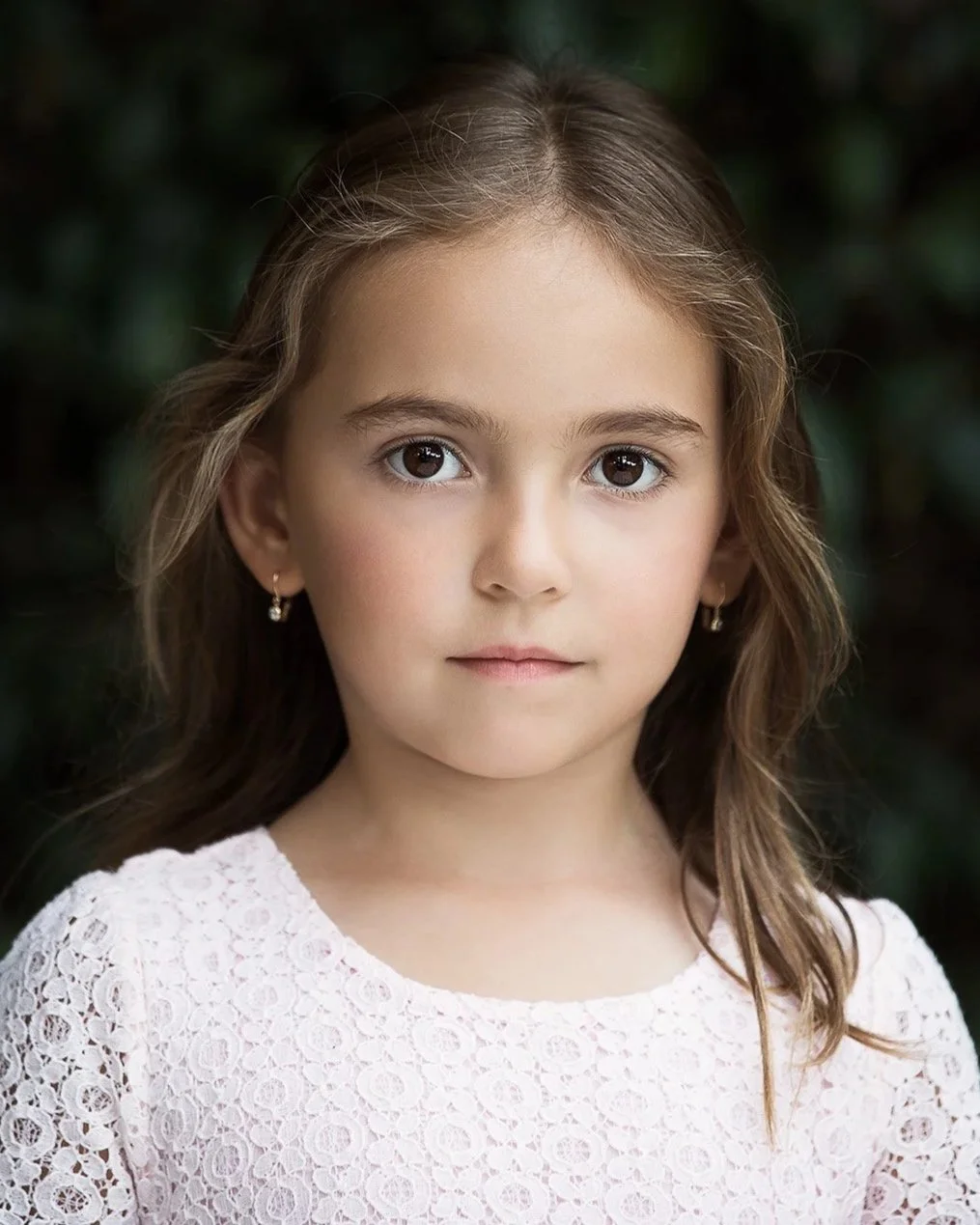 Fine art portrait of a young girl with natural light by Vera Gošić Photography