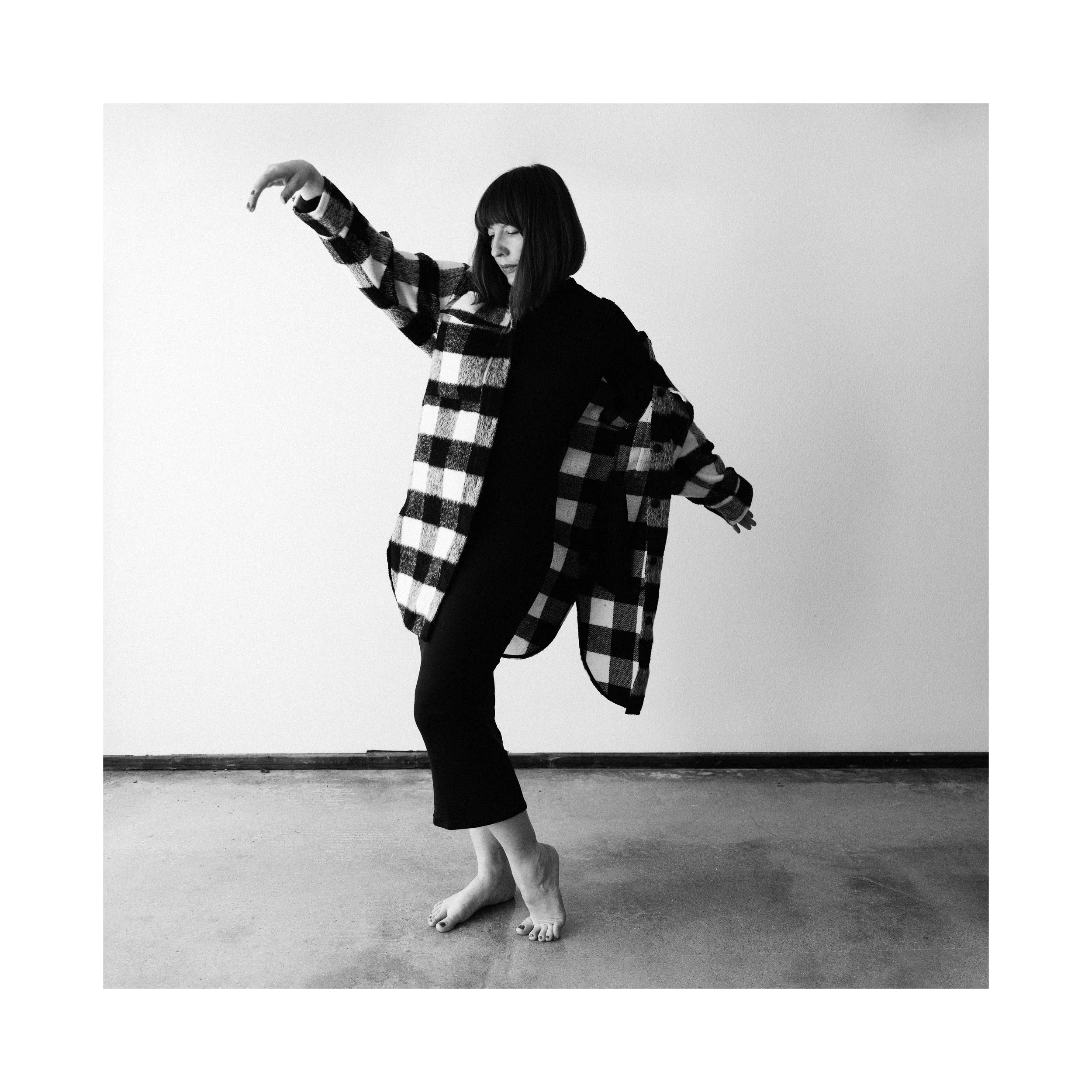 Editorial portrait of a woman in motion by Vera Gošić Photography