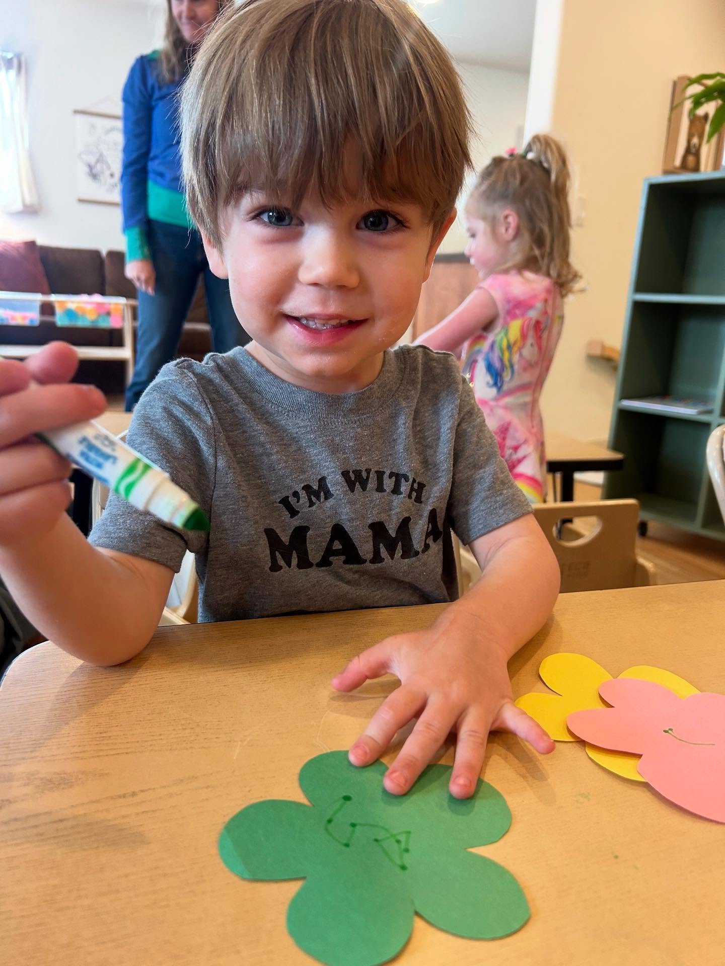 No Monday blues here&mdash;just full hearts and full classes! 💛 Mini Makers kicked off the week with nature-inspired art using giant stamp pads and paint. Mondays might just be our new favorite day! 🍃🎨✨