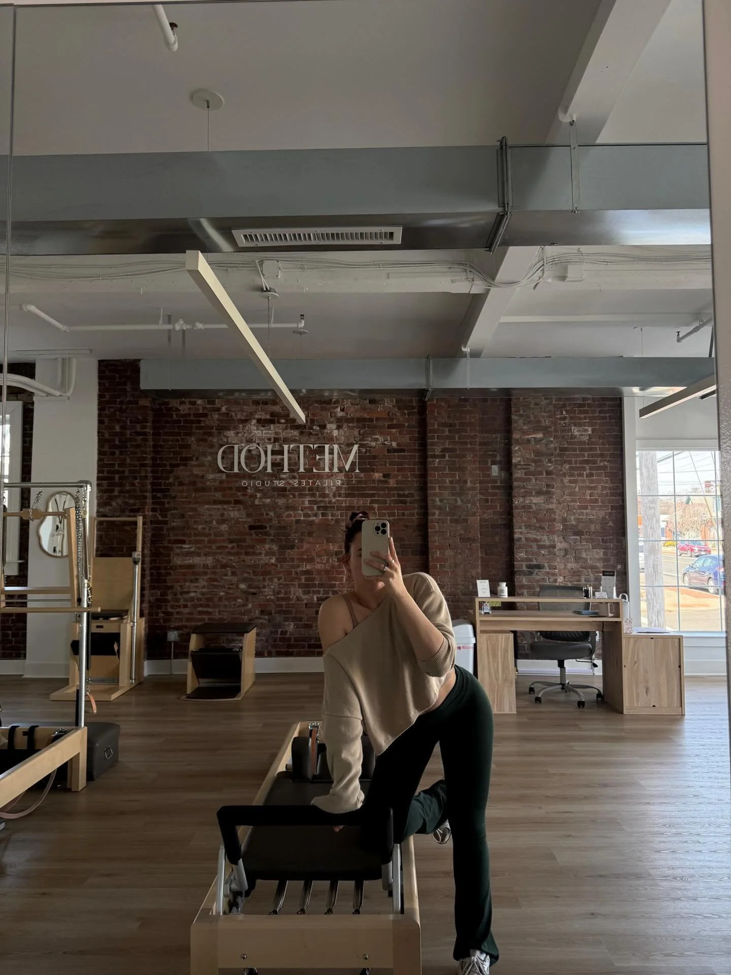 winter is over, mirror selfies are back😏🤎