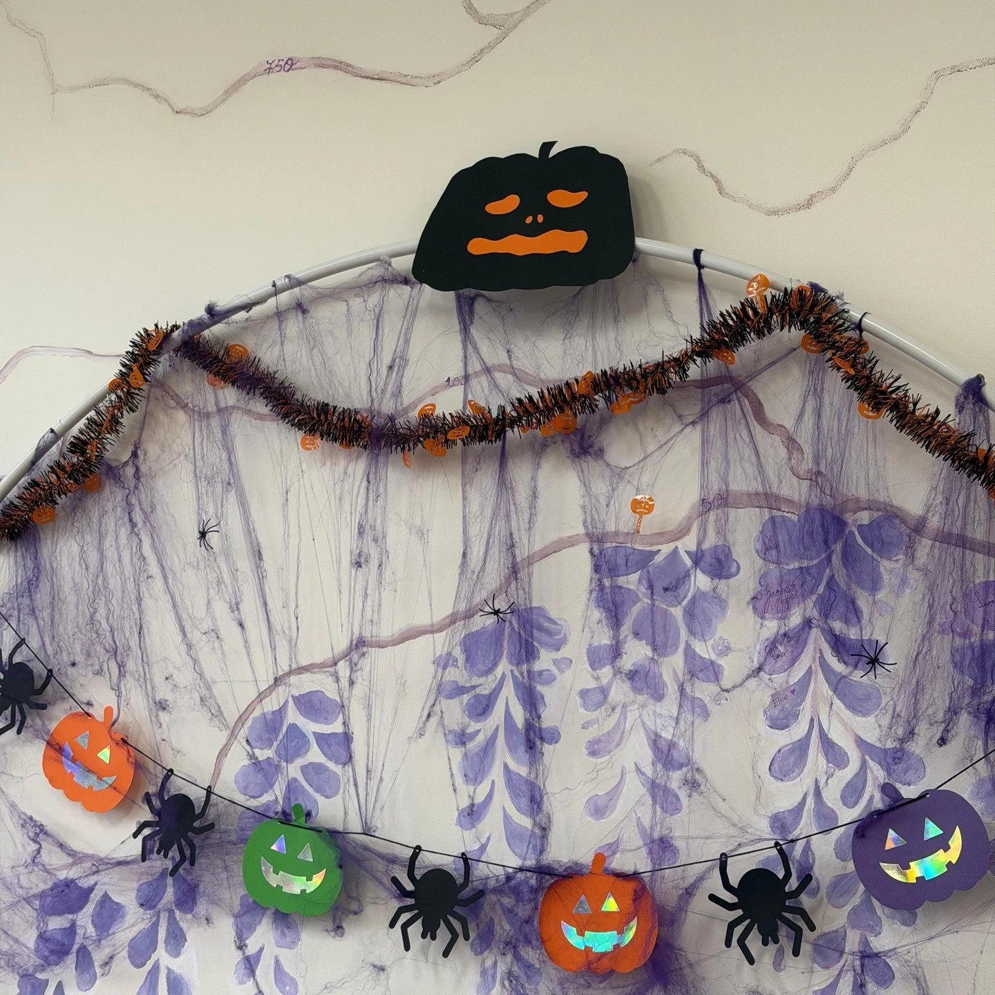 Throwback to our Halloween Barre where the birthday girls celebrated in style - 60min Barre class with wig &amp; hat still in place.. and the makeup!

Still kicking myself that I did not get an action shot or vid of the class doing barre IN COSTUME ?