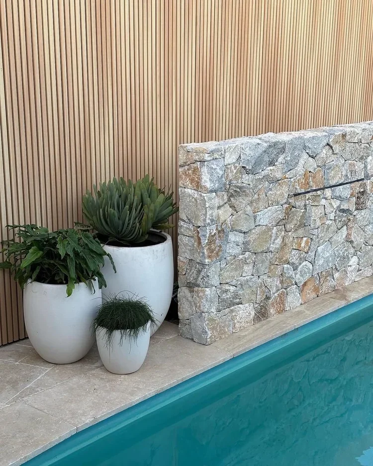 UH61+CC+Fence+behind+pool+&+fountain+11.webp