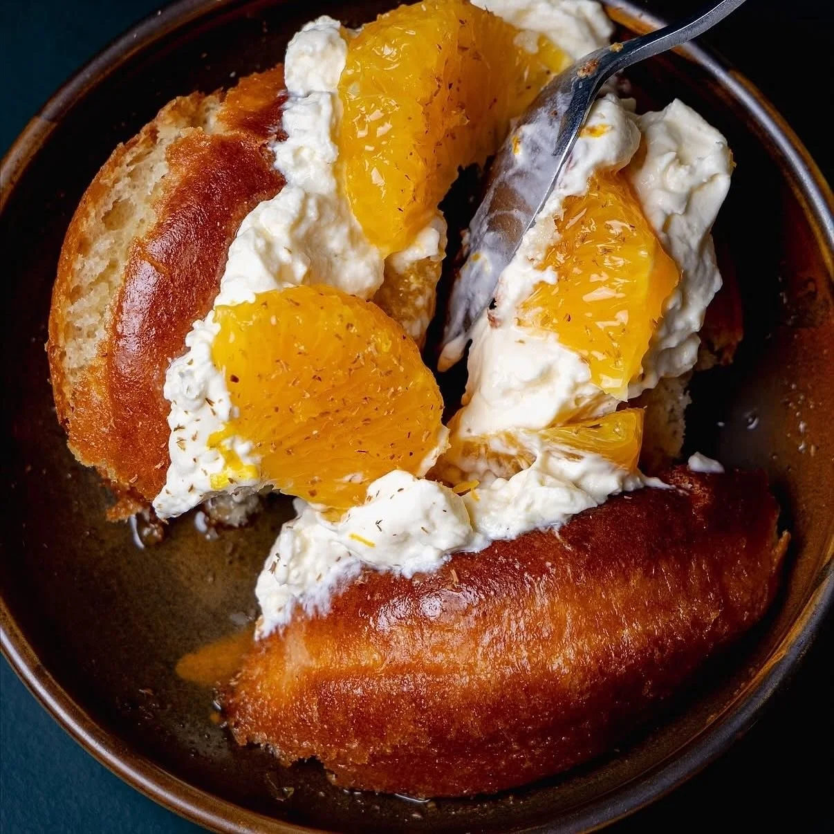 @thewaratahsydney presents their BABA AU RUM soaked in Bundaberg Rum with orange, cr&egrave;me fra&icirc;che lemon Myrtle and fingerlime 🤤