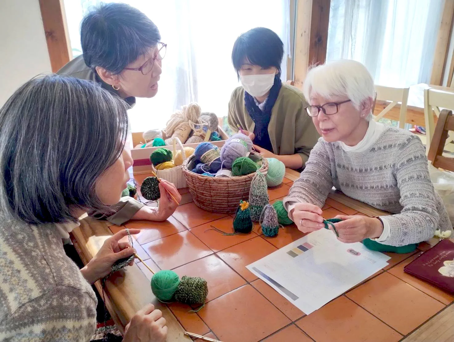 【お知らせ】カイゼンラボに新しい記事「編み物で社会課題とゆるやかにつながる『ケアマフ(認知症マフ)』」を公開しました。