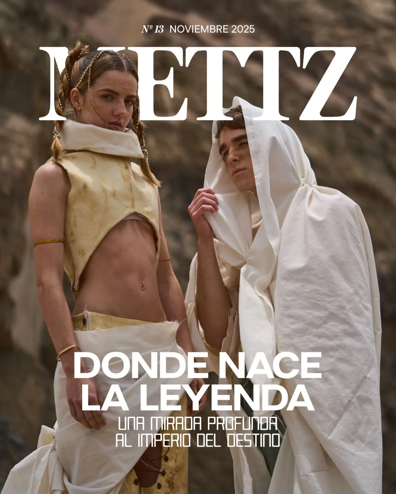 Donde nace la leyenda: Una mirada profunda al imperio del destino.
 Hoy celebramos un a&ntilde;o construyendo universos, narrando historias y revelando la esencia detr&aacute;s de cada visi&oacute;n creativa.
En esta edici&oacute;n especial, viajamos