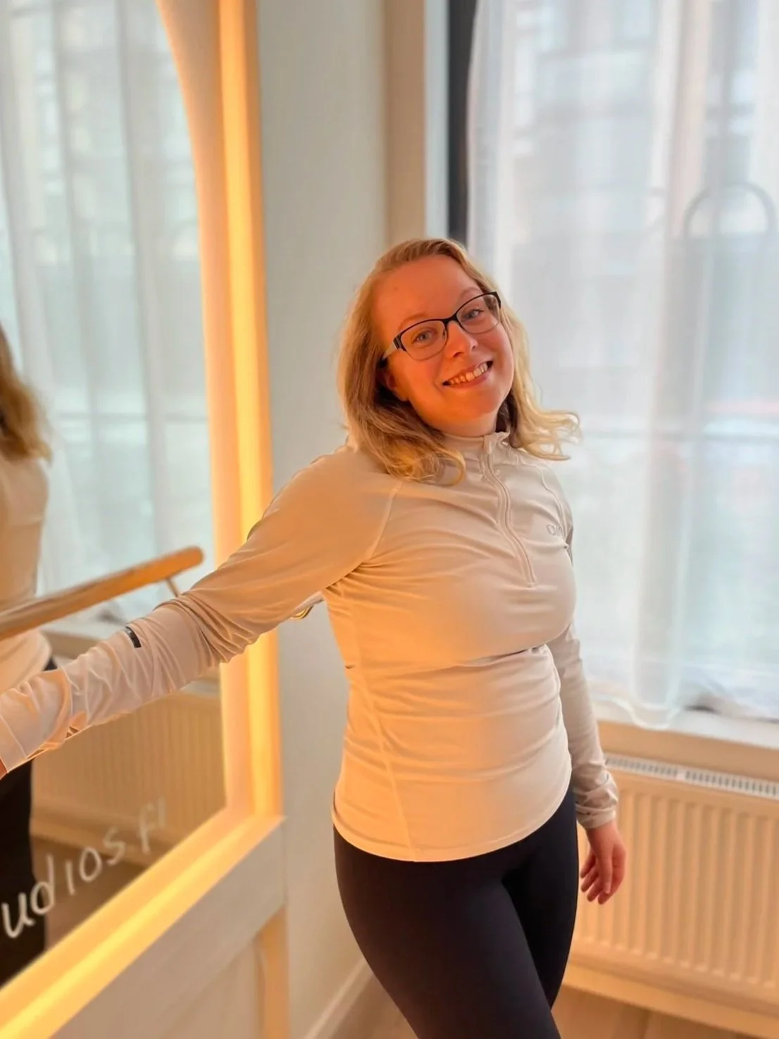 Nainen kauniilla pilatesstudiolla Helsingissä.