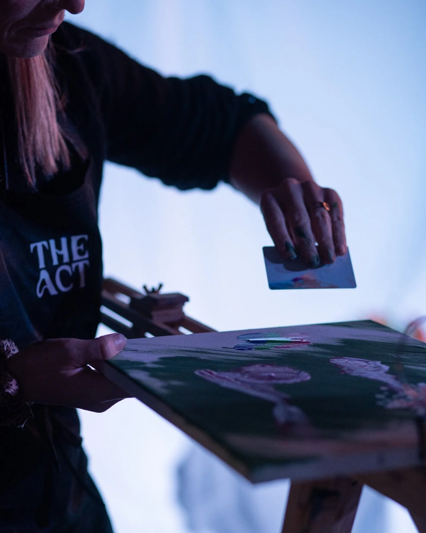 Dein Aktkunst-Werk entsteht im Club. ✍️🎶

Erst ist da nur eine leere Leinwand. Noch kein Plan, nur ein Gef&uuml;hl.

Dann kommen die ersten unsicheren Linien, der Blick wandert st&auml;ndig zwischen Modell und Papier hin und her.

Nach und nach vers