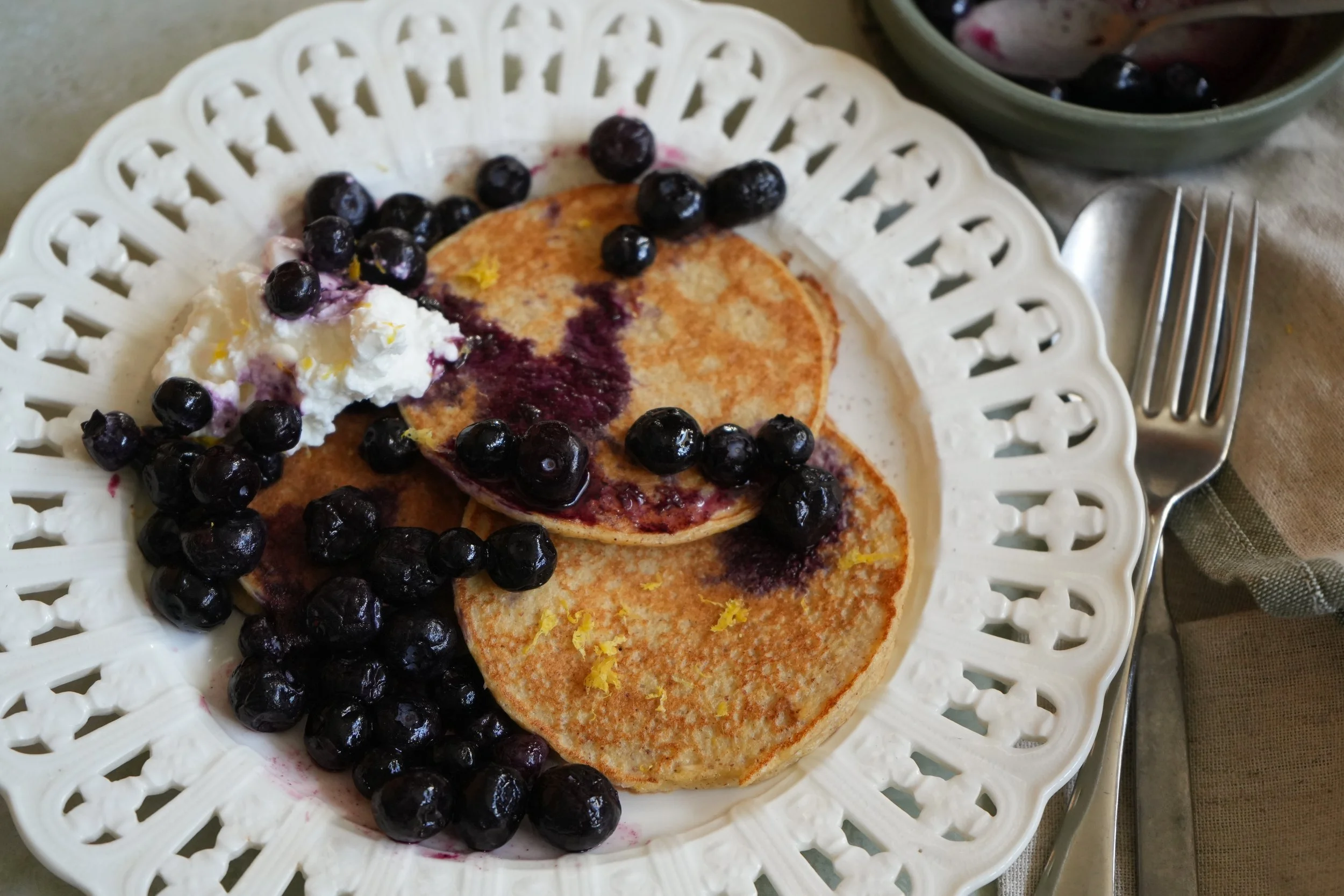 Cottage cheese, oat, flax and blueberry pancakes