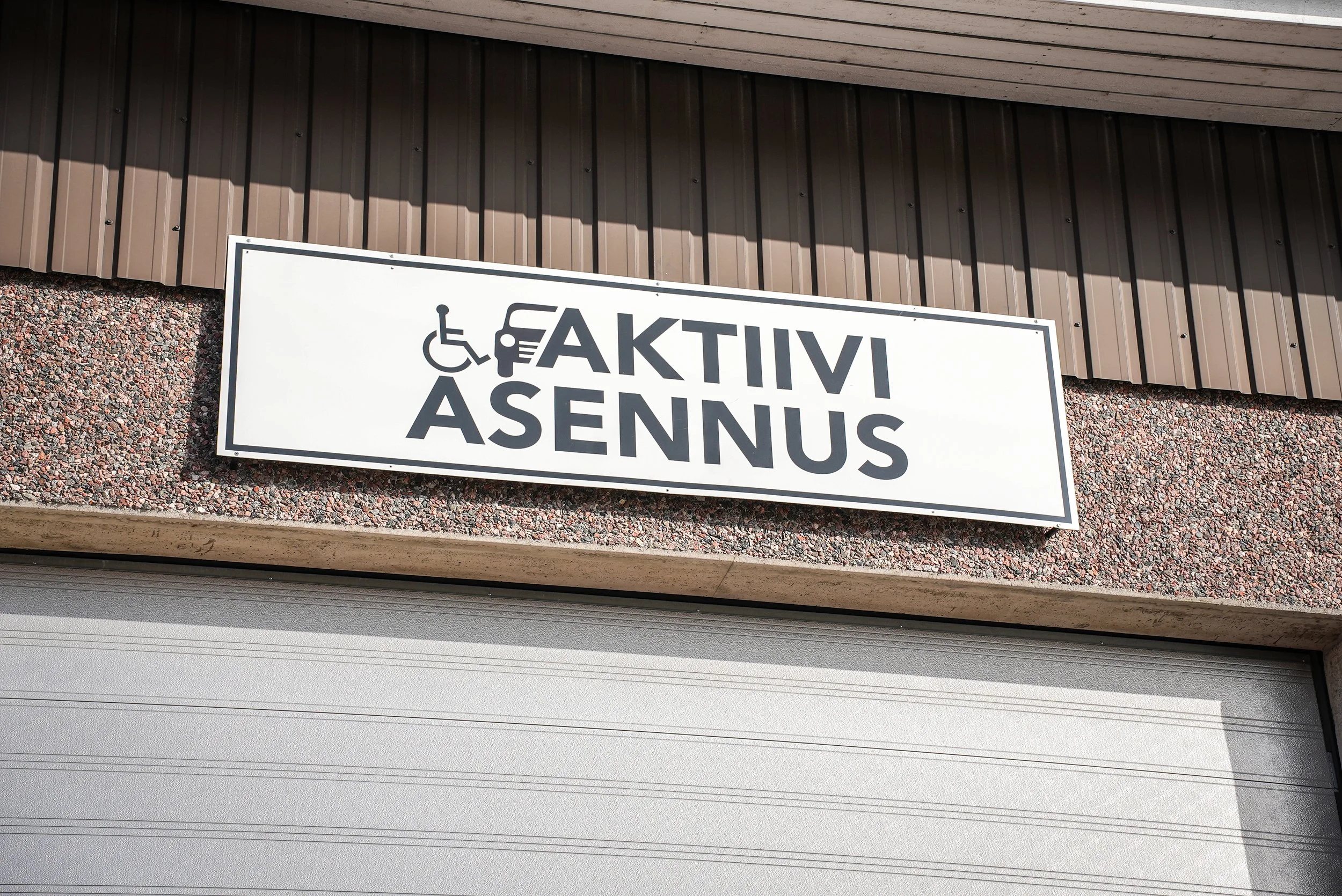 Aktiivi Asennus Oy kyltti Liedossa Tuulissuolla.