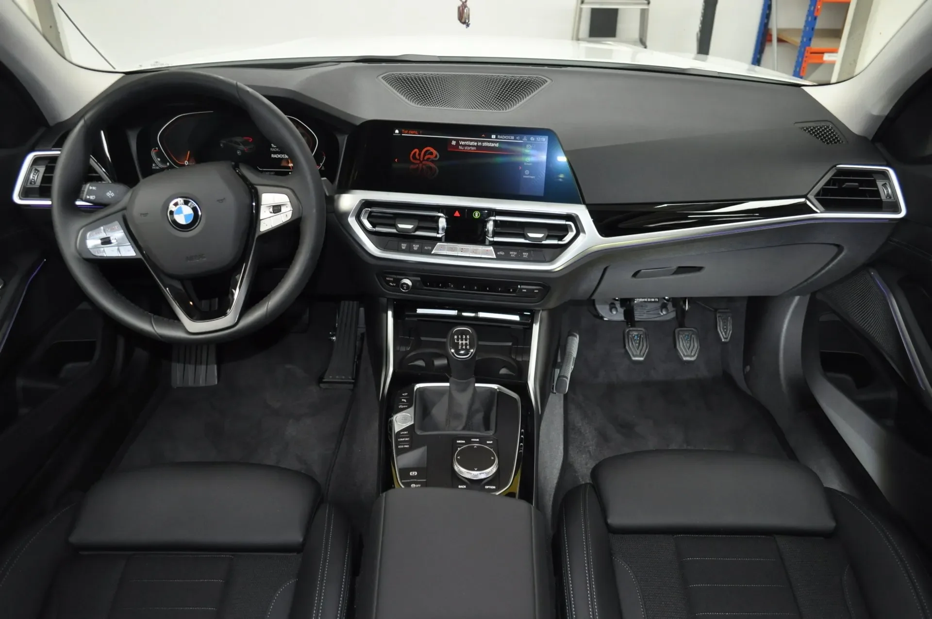 BMW-auton kojelautan ja keskikonsolin sisätila. Asennettuna opetuspolkimet autossa.