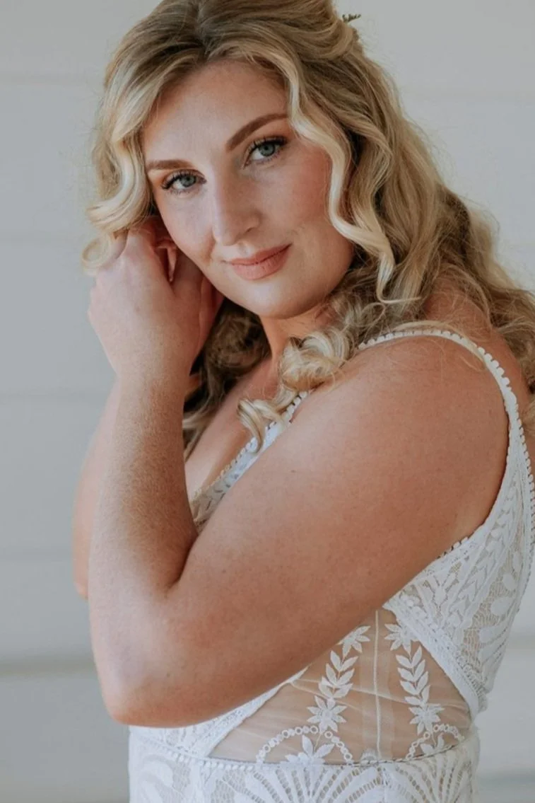 bride with wavy romantic wedding hair