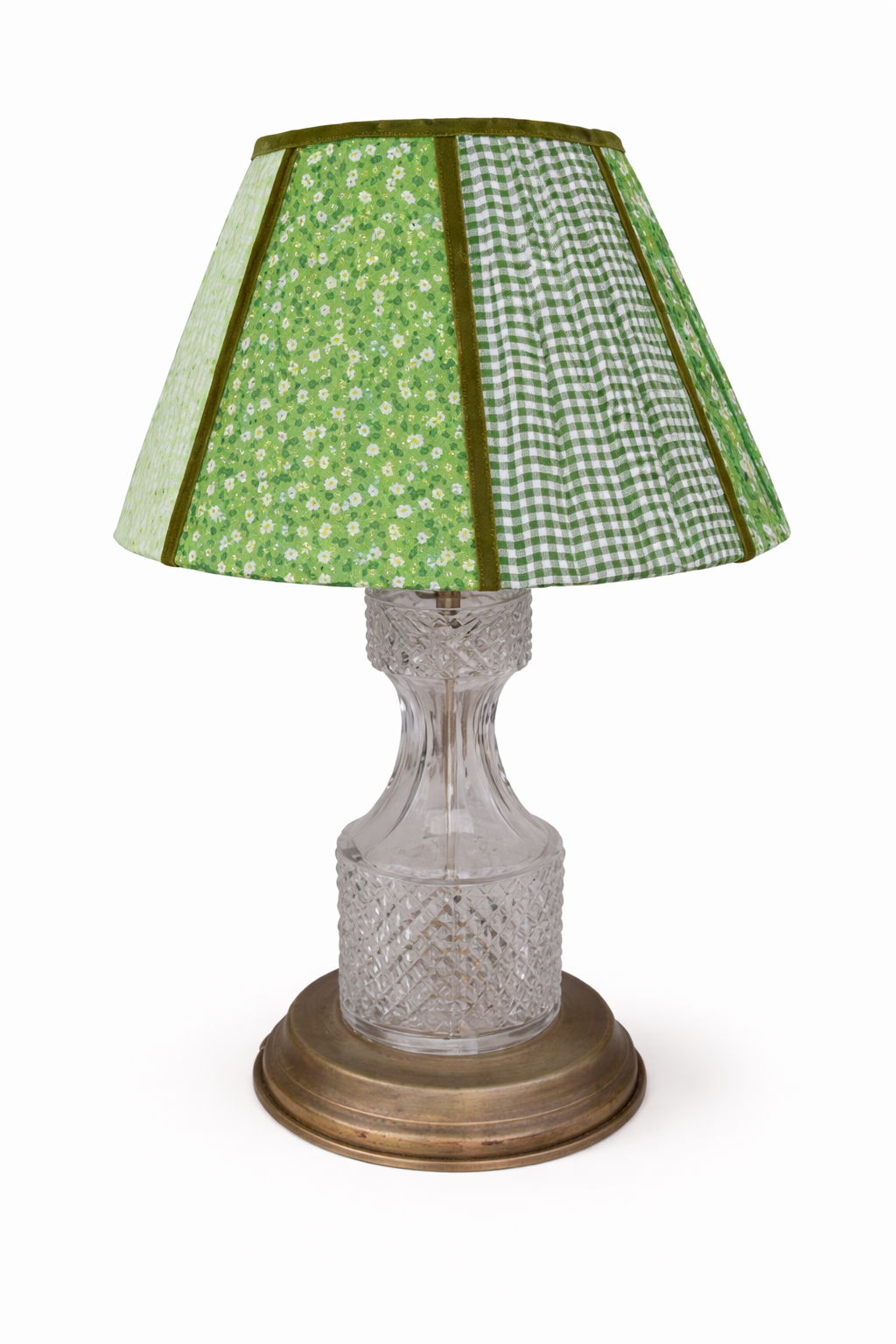 Lâmpada vintage com sombreiro de patchwork.png