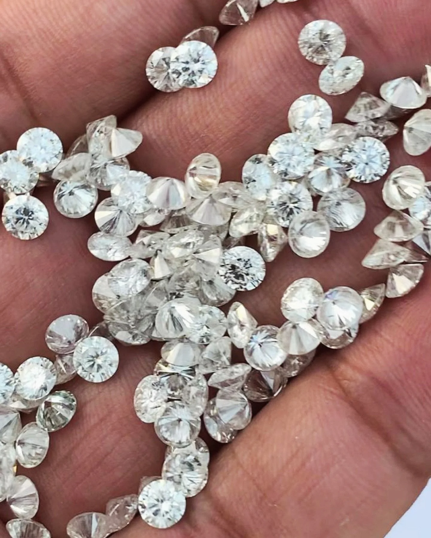 parmetto

Our jewelry studio has all kinds of shape diamonds.

Among them, the most beautiful cutting is the classic brilliant cut.💎
Also, Parmetto is welcoming a new jewelry era with laboratory diamonds. 

We'll offer you beautiful jewelry at a rea