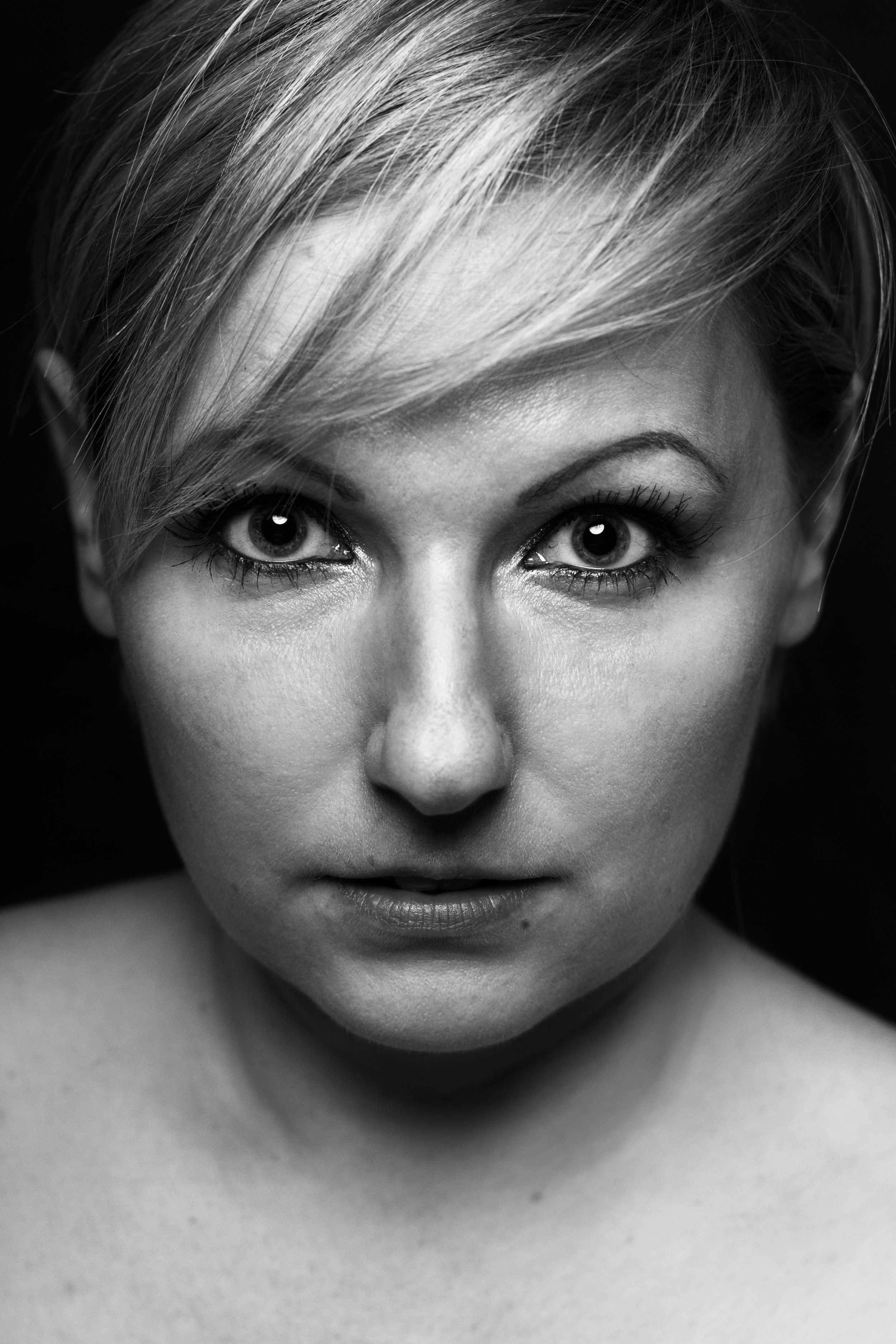 Emotionales Close-up Portrait einer feinfühligen Frau bei einem ruhigen Fotoshooting