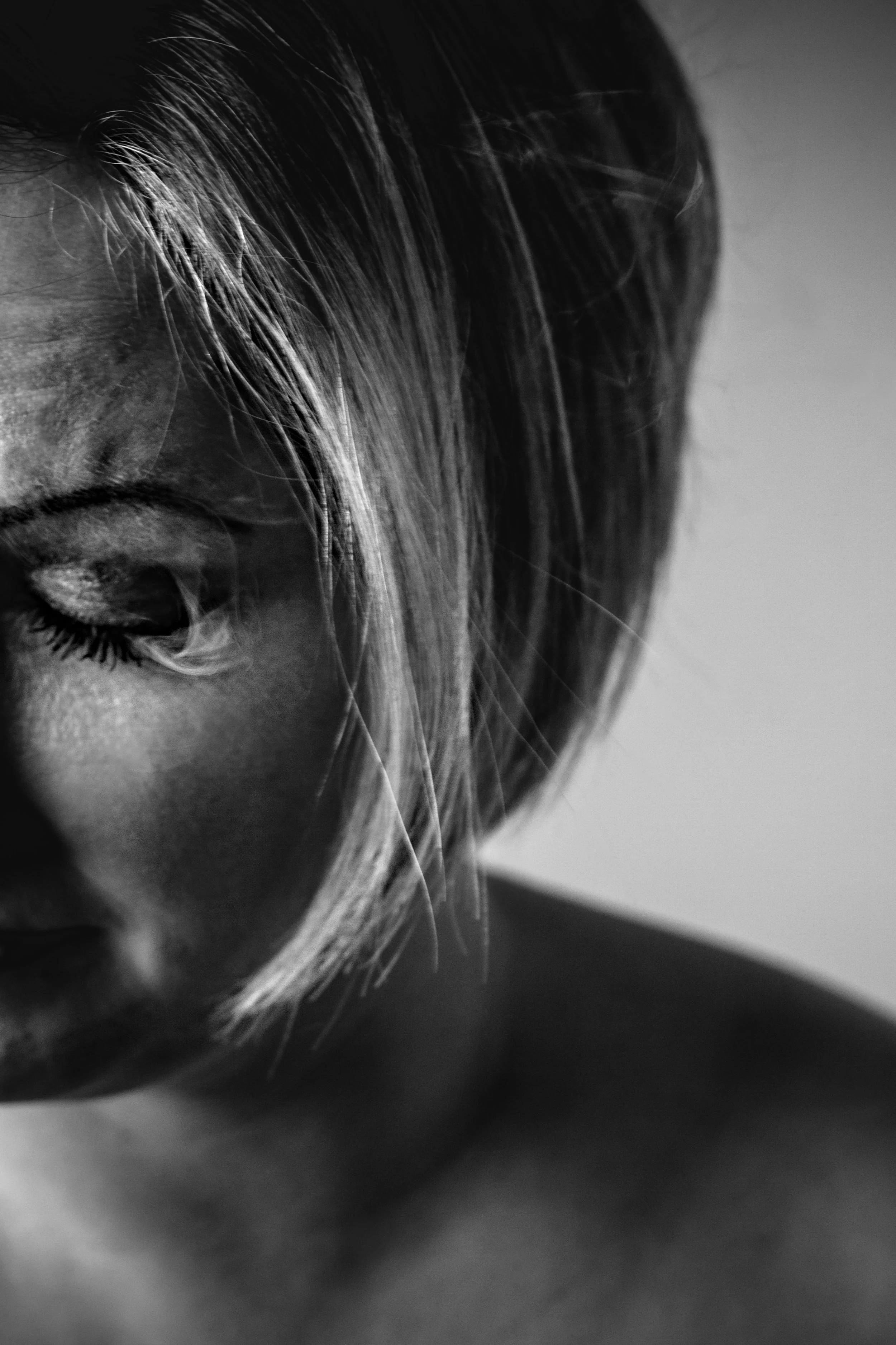 Ruhiges Schwarzweißportrait einer introvertierten Frau in Niederösterreich