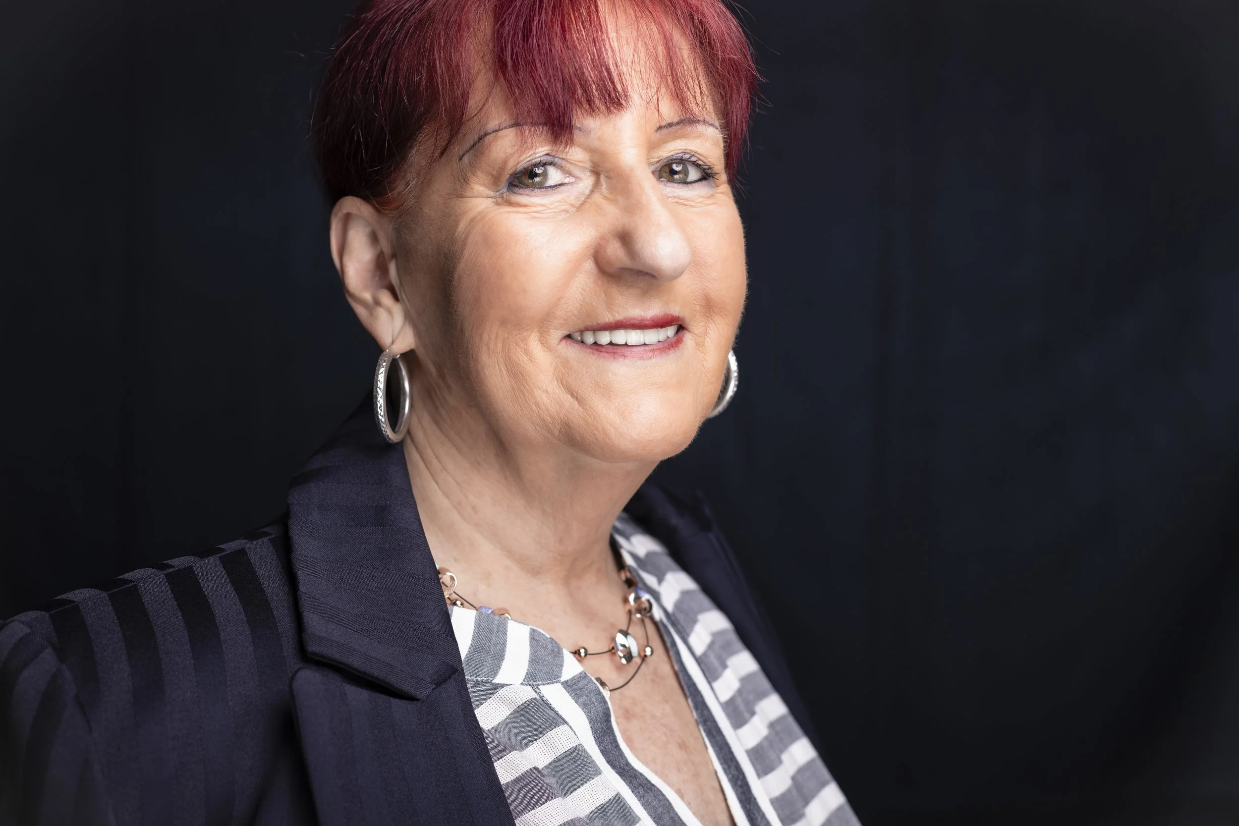 Würdevolles Portrait einer Best-Ager-Frau bei einem ruhigen Fotoshooting in Niederösterreich