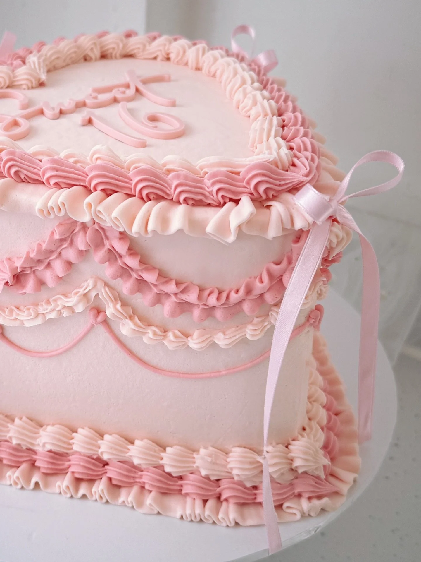 The Lambeth heart with delicate vintage piping; it&rsquo;s the drop curves for me and the teeny tiny hearts.

My 8&rdquo; heart for reference.

#lambethcake #vintageheartcake #heartcake #watfordcakes #busheymums #londoncakes #vintageweddingcake #vint