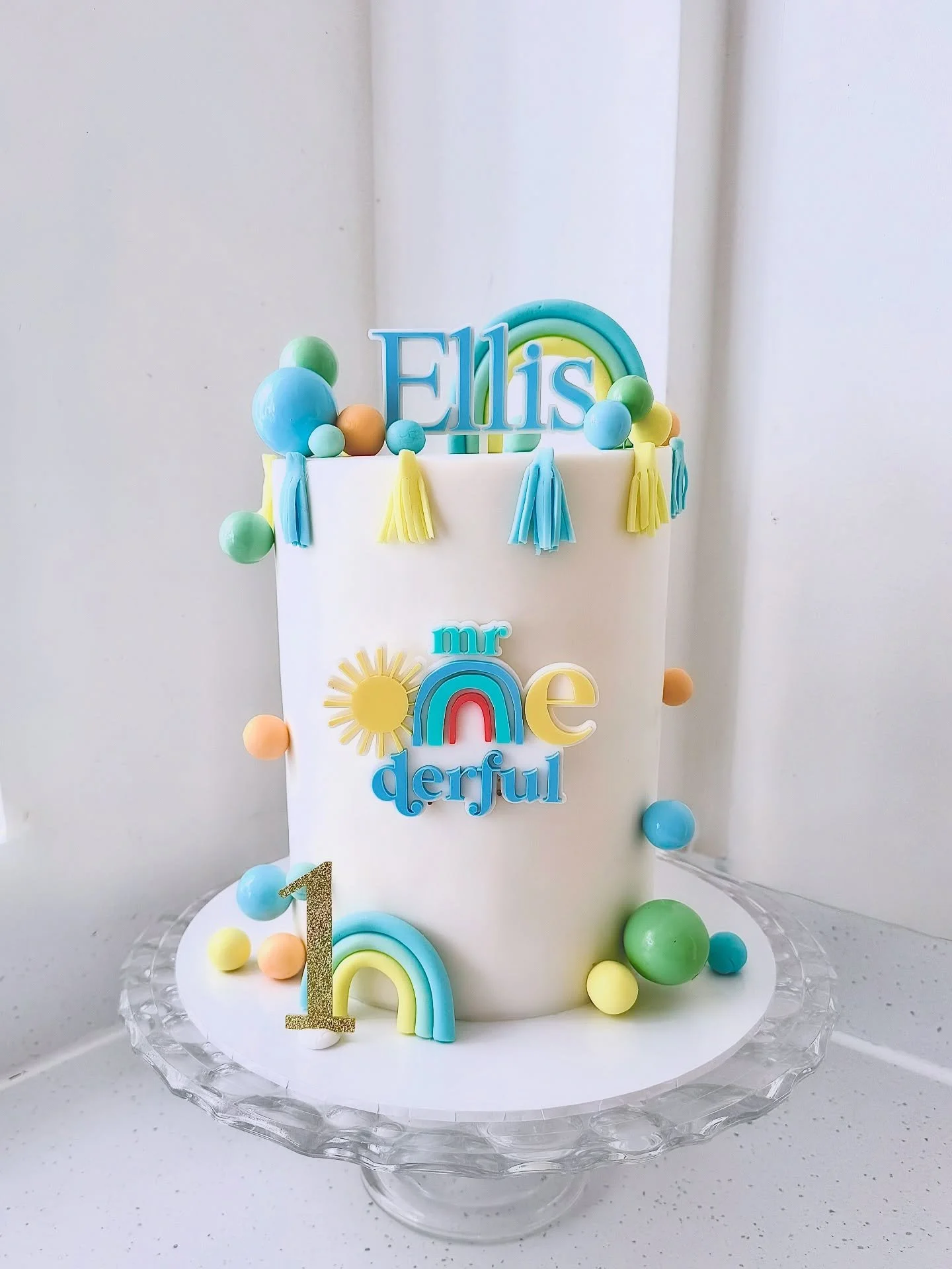 Ellis is &lsquo;One-derful&rsquo; 🌈 

Ellis&rsquo;s mum sent me the invitation for his birthday party and I did the rest; this is the perfect way to make sure your cake is on theme but still a surprise 💙

🌈 Tall 7&rdquo; for reference 
🌈 Raspberr