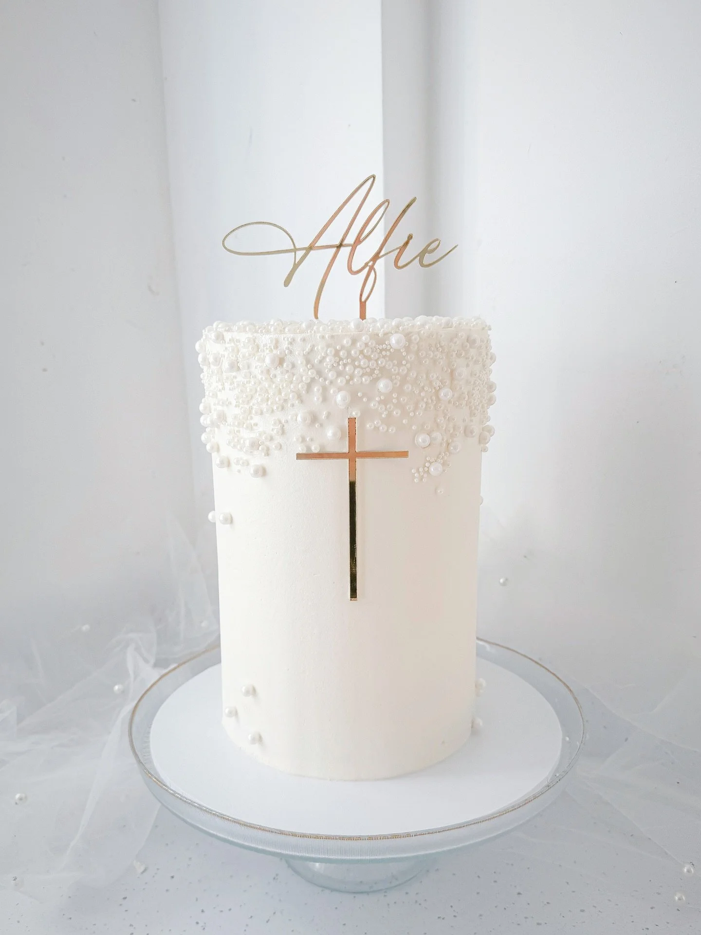 Well that&rsquo;s a wrap on communion season! Thank you so much to everyone who ordered from me this year, it was my busiest year yet! Lots of pearls, gold crosses and buttercream florals&hellip;this one was by far my most popular design and my lemon
