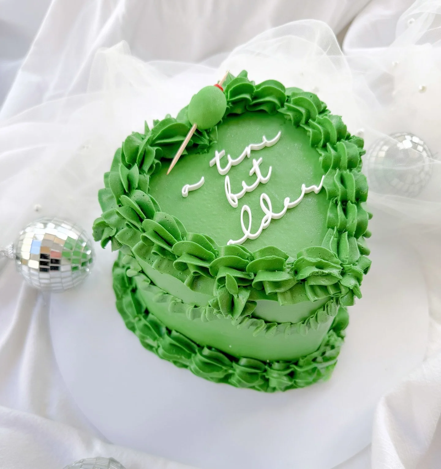 A tini bit older 🫒 

6&rdquo; heart for reference.

#atinibitolder #birthdaycakeideas #swissmeringuebuttercream #watfordcakes #thirtybirthday #fortybirthday #hertfordshire #cakeoftheweek #bespokecakes #vintageheartcake