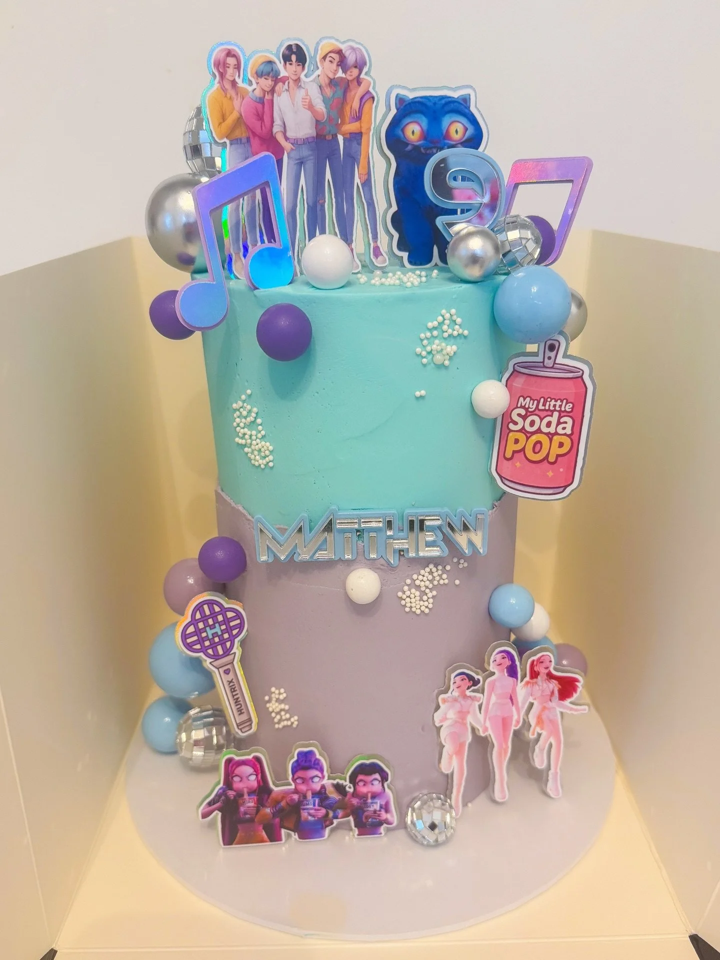 K Pop Demon Hunters 🎤💜

Happy birthday to Matthew! @theresafp 

🩵 5&rdquo; tall for reference
💜 Lemon and raspberry 
🎤 Acrylic charms @3dv_laser 
🩵 K pop demon hunter images @printdesignstudiosgb 
💜 All other supplies @tapestrycakes 

#kpopdem