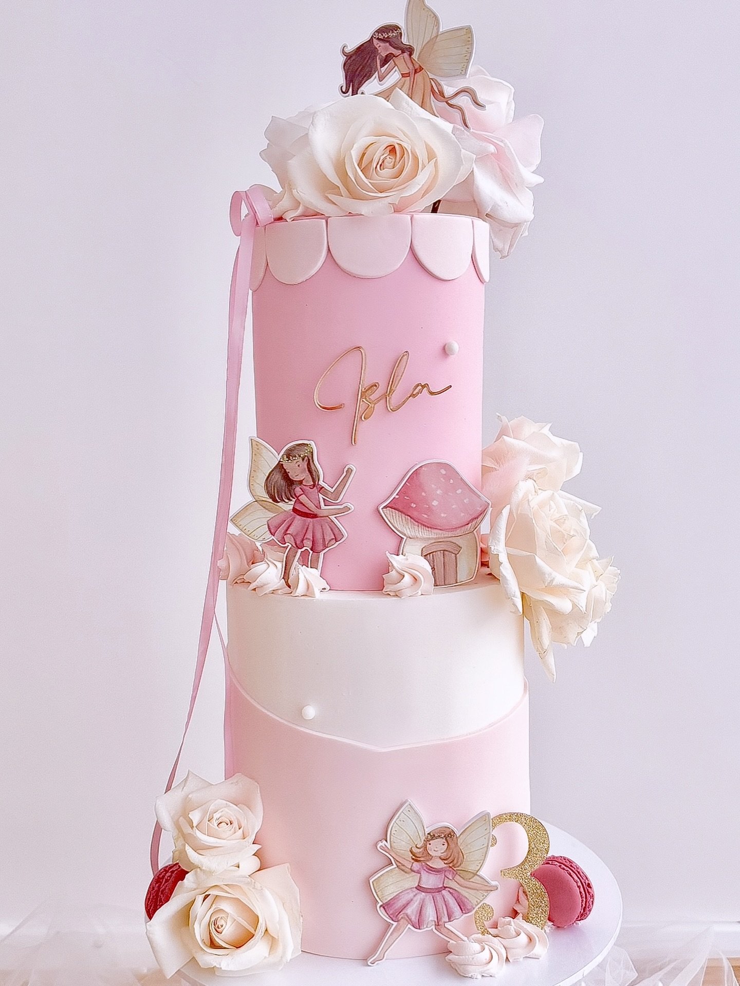 Fairies, pink bows, fresh roses and pearls for the prettiest birthday cake there ever was 🩷🧚

Photo @colettehealyphotography 

🩷 Tall 7&rdquo; and 5&rdquo; for reference 
🩷 Acrylic name @3dv_laser 
🩷 All other cake supplies @tapestrycakes 

#fai