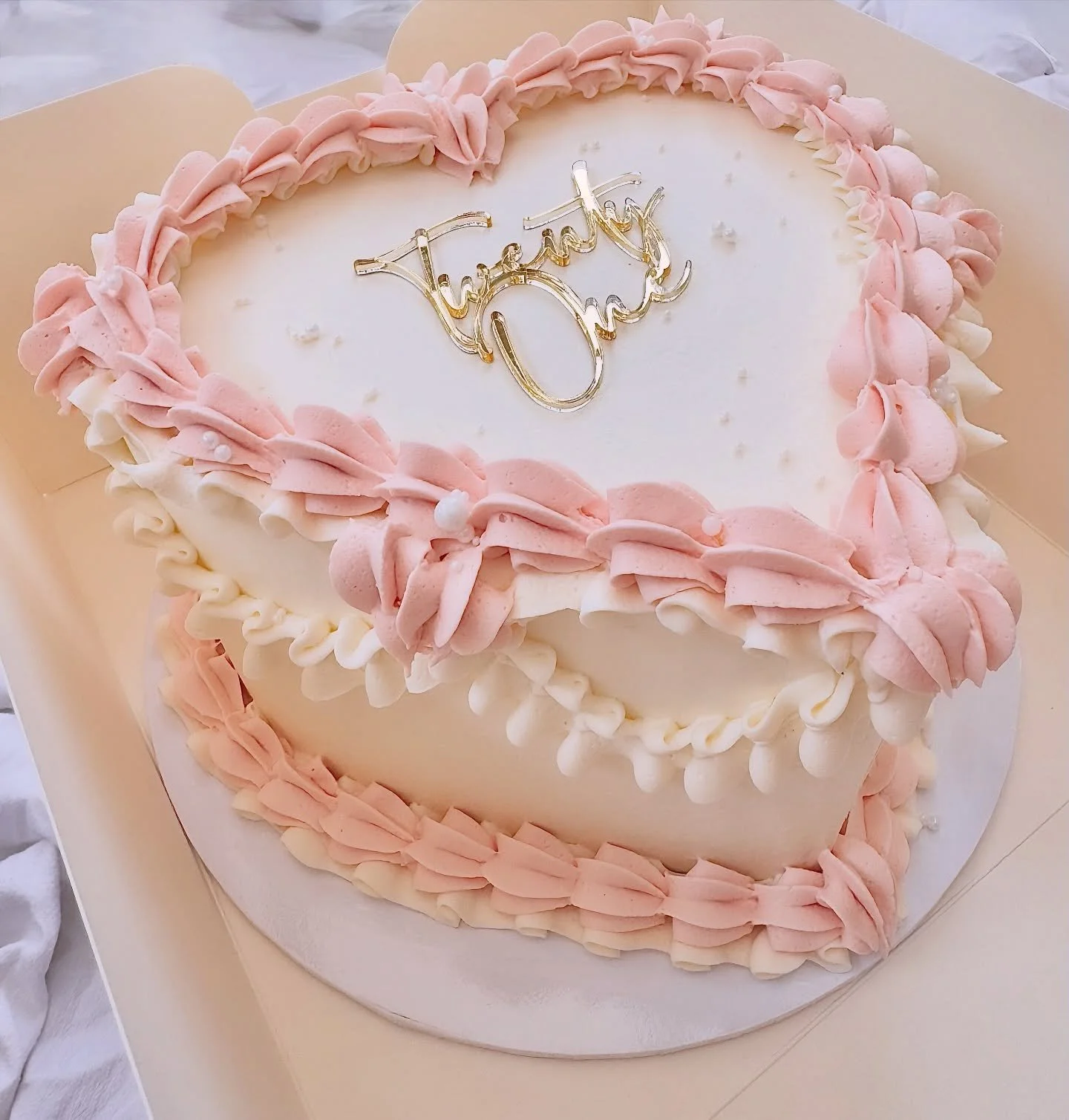 The vintage heart cake for Hannah and Grace 🩷🩷

Happy 21st birthday ladies! @teress8766 

🩷 8&rdquo; heart / 4 layers
🩷 Chocolate Guinness 
🩷 Blush pink and cream 
🩷 Acrylic charm @3dv_laser 
🩷 All other supplies @tapestrycakes 

#vintageheart