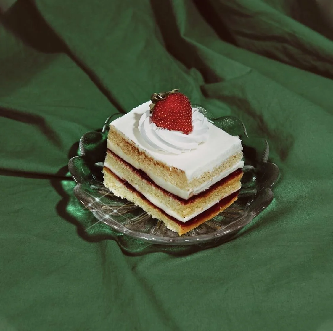Gâteau en couches avec de la crème, de la confiture de fraises, une tranche de fraise sur le dessus,. Gateaux sur mesure