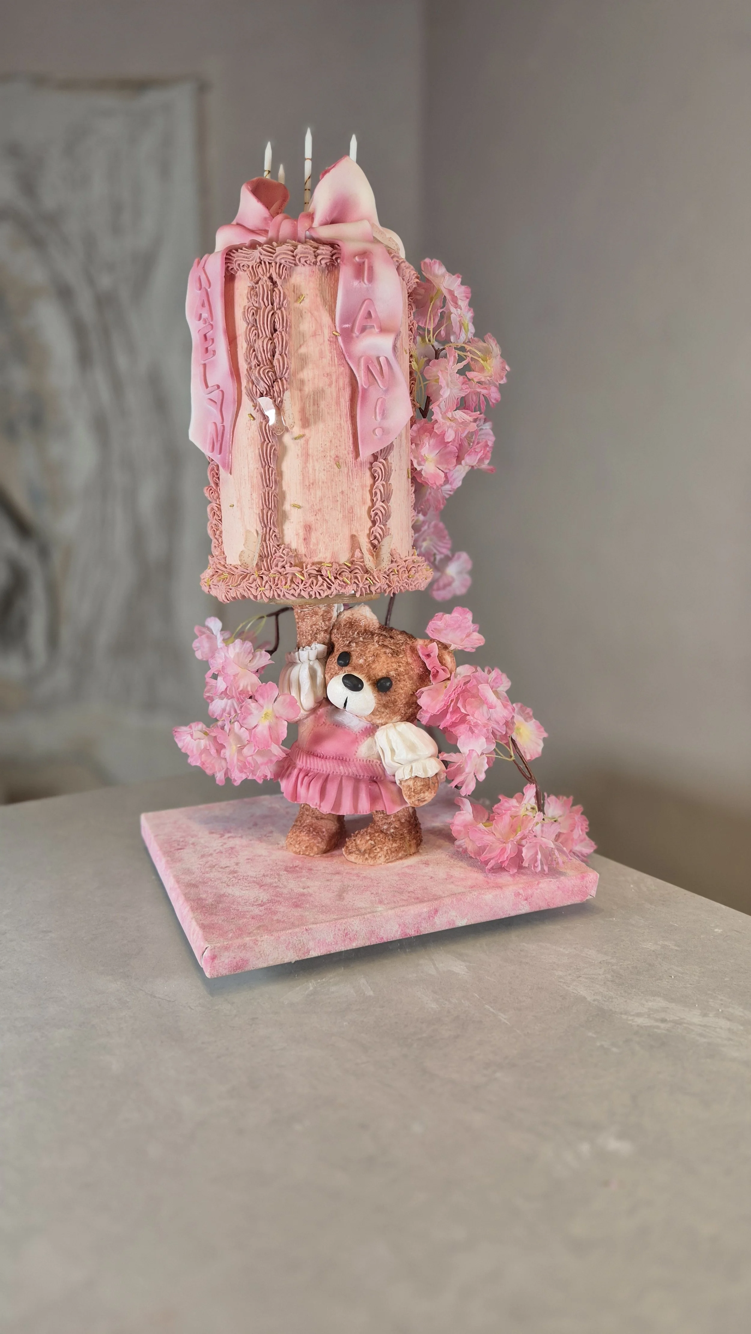 Gateau anniversaire rosesur maison Tchovi. Figurine de fête d'anniversaire avec un ours en peluche portant une robe rose, un gâteau d'anniversaire décoré de roses en papier, 