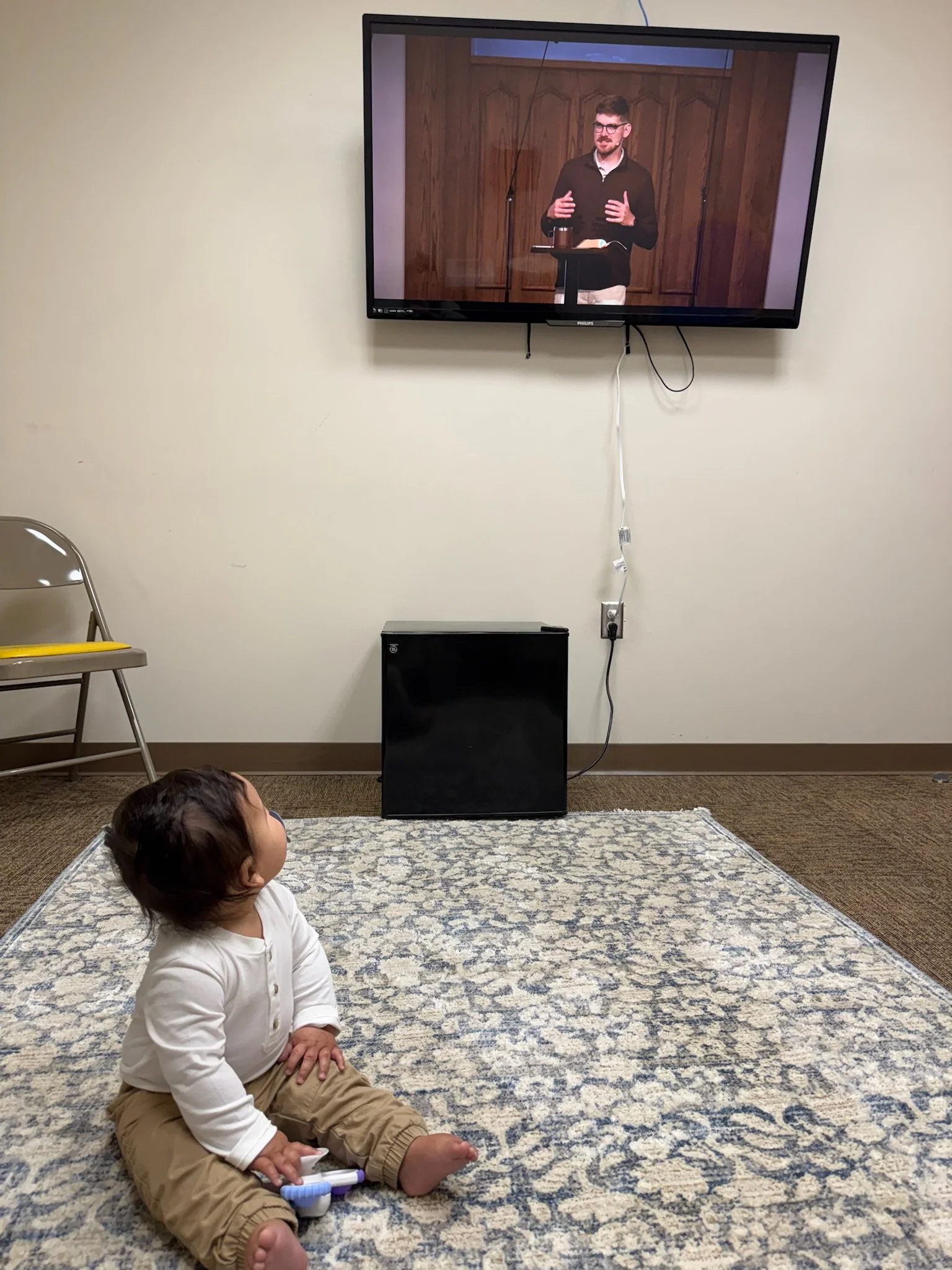 Kanoa watching Uncle Tanner preach