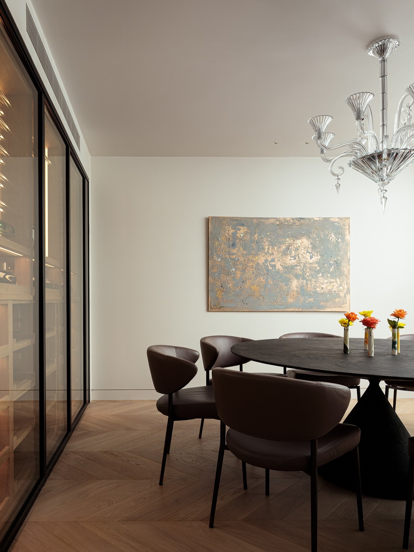Designed as both display and partition, a bespoke glass wine wall wraps around a dining area and powder room within our recently completed Kensington residence.

#winecellar #wineroom #luxuryhomes #kensingtonresidence #bespokewinedesign #luxuryinteri