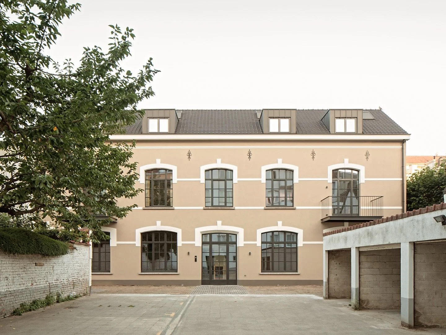 Refurbishment of a former warehouse into two contemporary flats and an osteopath clinic for @muse.brussels 

#warehouserenovation #refurbishment #mixedusedevelopment #contemporaryarchitecture #industrialconversion #residentialarchitecture #osteopathc
