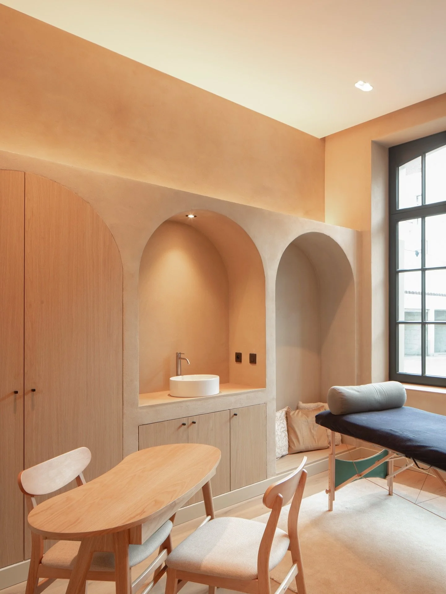 Refurbishment of a former warehouse into two contemporary flats and an osteopath clinic for @muse.brussels 

#warehouserenovation #refurbishment #mixedusedevelopment #contemporaryarchitecture #industrialconversion #residentialarchitecture #osteopathc