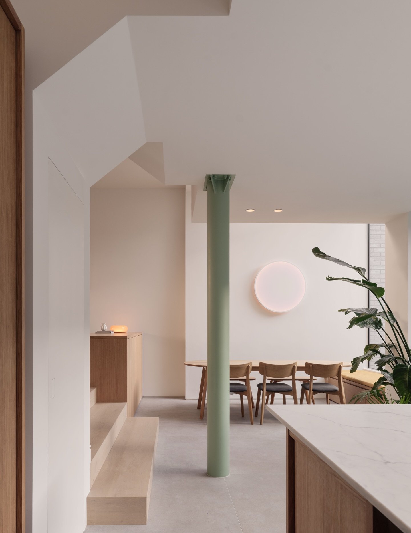 Extension and full renovation in Clapham, London. Kitchen by @vermland.cph

Photography: @_simonkennedy
Contractor: @pvad_ltd
Joiner: @grovecourtjoinery

#londonextension #oakkitchen #londoninteriors #architecturephotography #residentialdesign