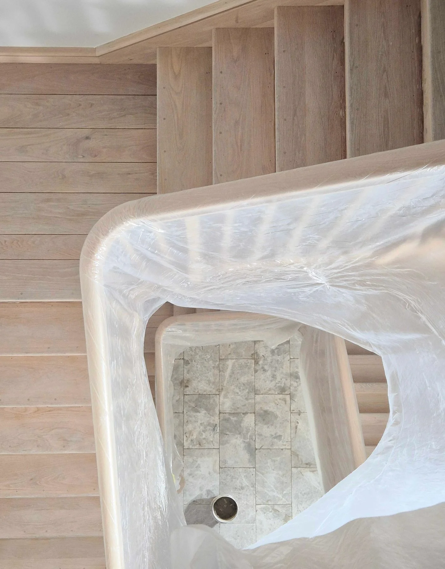 Oak staircase in London residence nearing completion.

#oakstaircase #staircasedesign #craftsmanship #woodwork #bespokestaircase #interiorarchitecture #londonarchitecture #residentialdesign #joinerydesign #luxuryinteriors #architecturaldetails #moder