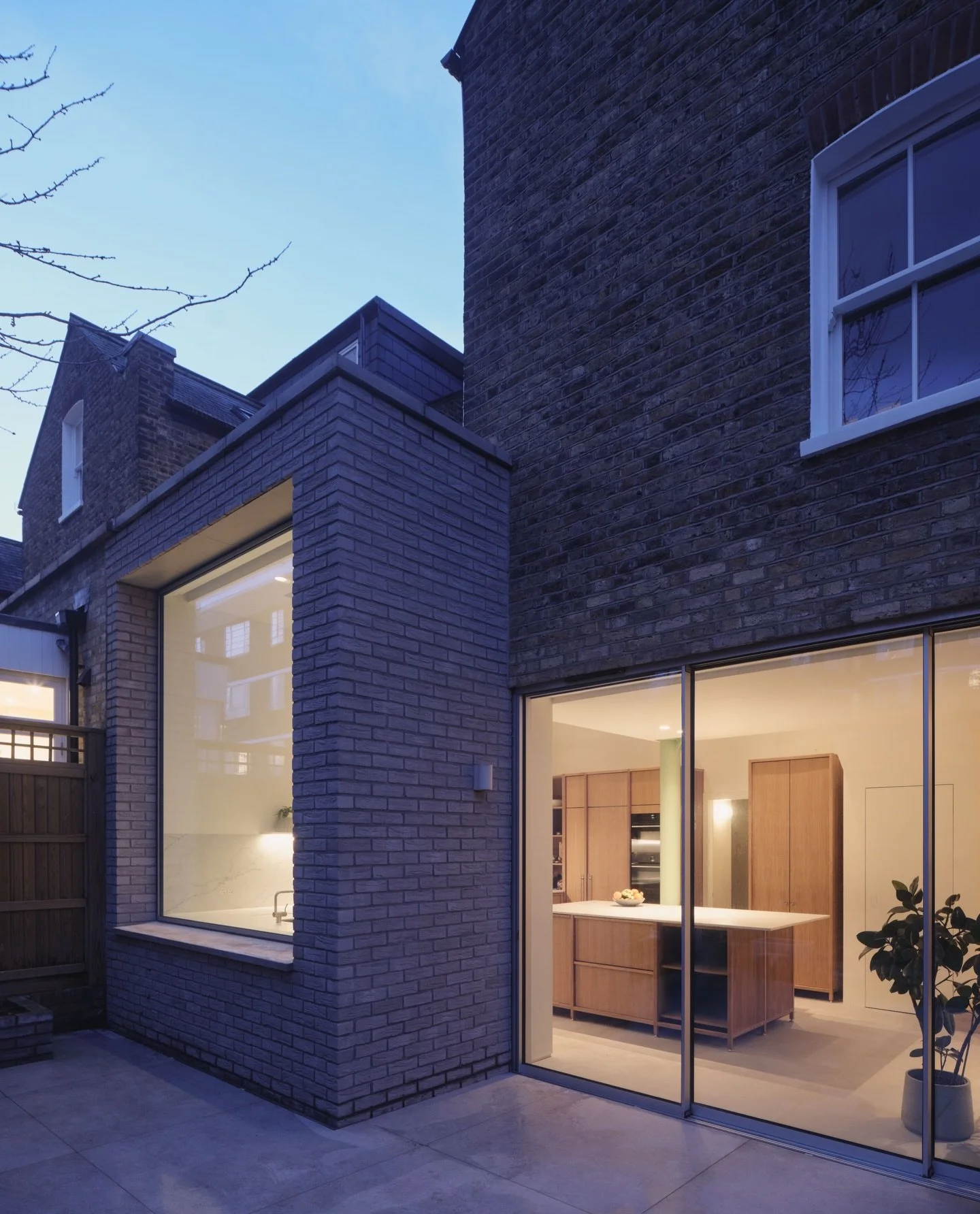 A twilight view of our extension and full renovation in Clapham, London. Large glass panes dissolve the barrier between the garden and kitchen by @vermland.cph 

Photography: @_simonkennedy
Contractor: @pvad_ltd 
Joiner: @grovecourtjoinery 

#londone