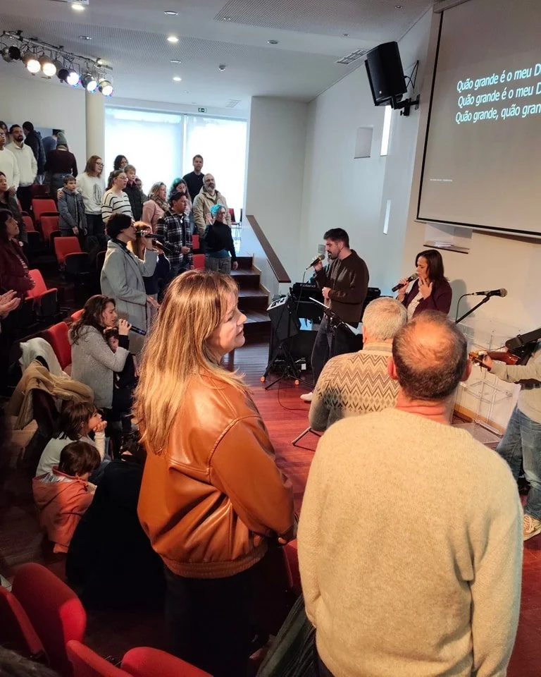 Domingo na presen&ccedil;a de Deus.
Um tempo de comunh&atilde;o, descanso e renova&ccedil;&atilde;o.
Seguimos juntos, confiantes de que Deus cuida, fala e continua a agir nas nossas vidas.