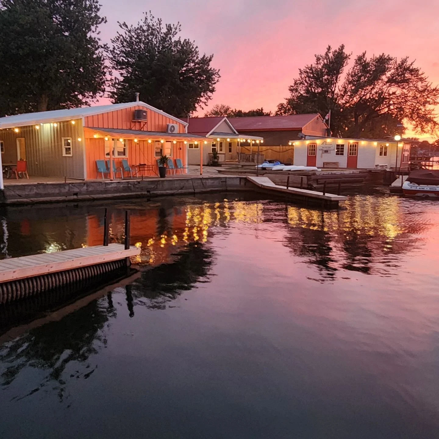 A perfect fall weekend in Erieau awaits- we have accommodations for a quick sunny escape.
Pet friendly too!
www.erieomotel.com 
#lakeerie
#rondeaubay #ontariotravel #petfriendly #fishing #fallgetaway #sunset #erieau
#erieomotelandmarina