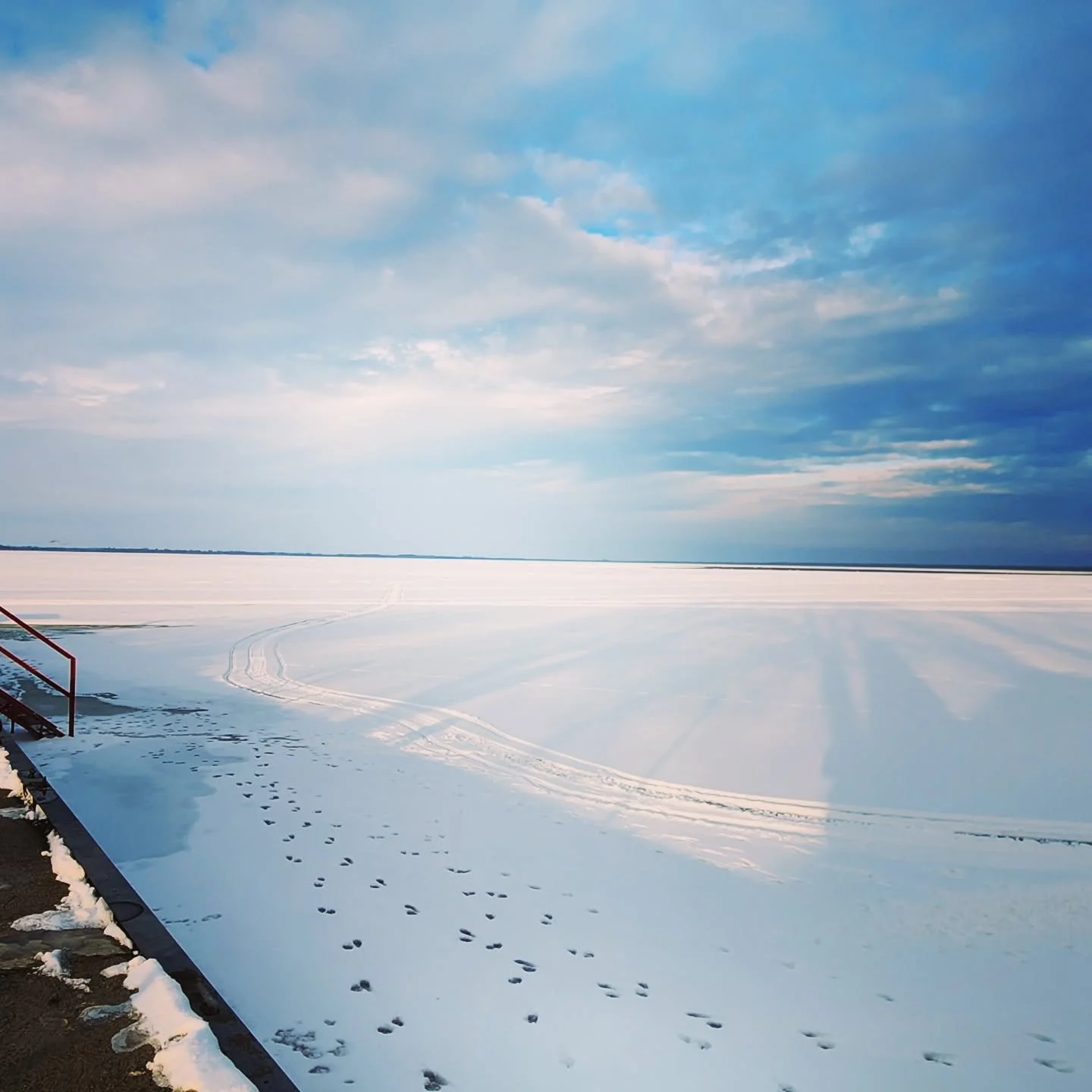 Happy Friday Everyone!
It's a beautiful sunny winter day to kick off the weekend. ❄️☀️ #Erieau
#canada #rondeaubay #icefishing