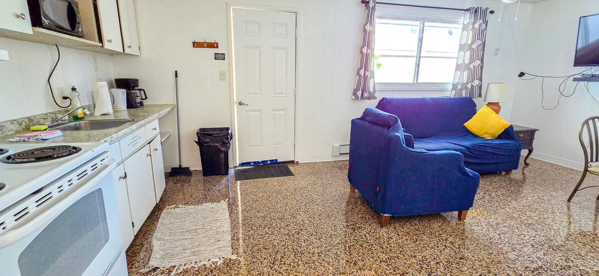 Room 5 (Pricing on 2 people - Sleeps 4-5)