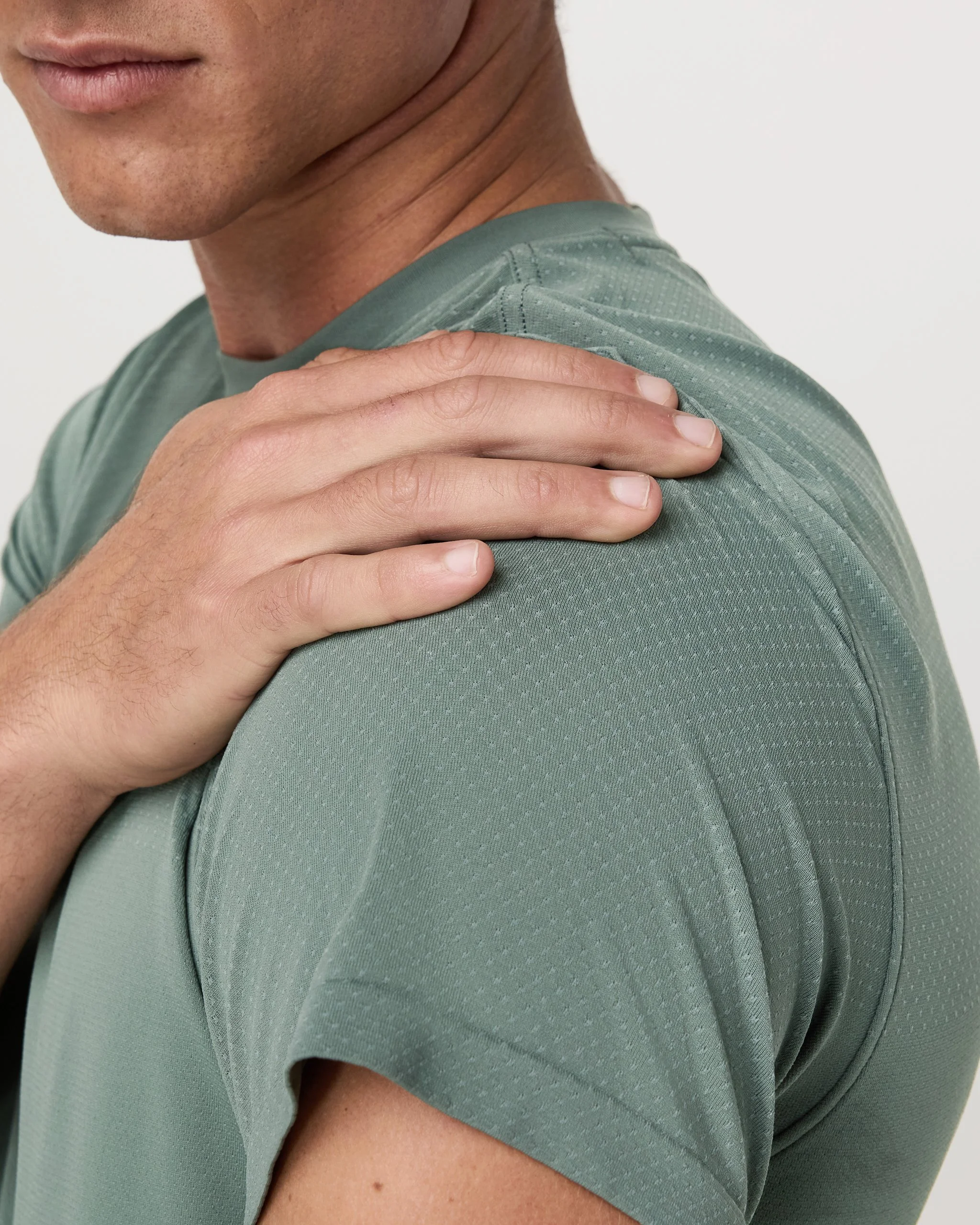 V1045MSH_FA25_M_ECOMM_TOPS_DETAIL_10.jpg