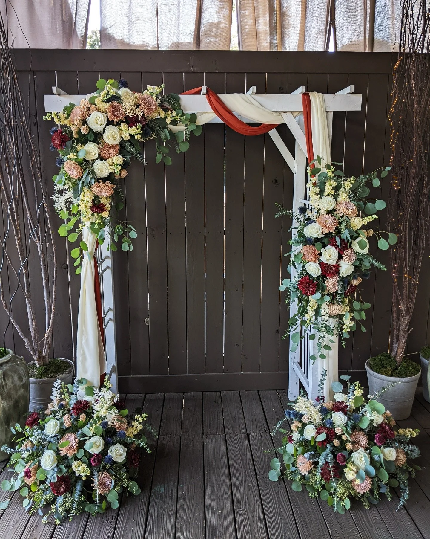 🍂 Fall weddings are here and we&rsquo;re obsessed with these autumn colors. This arch was such a joy to design!

Planning your big day or know someone who is? Let&rsquo;s make the flowers just as unforgettable!

📍Designed right here in Smyrna, GA
V
