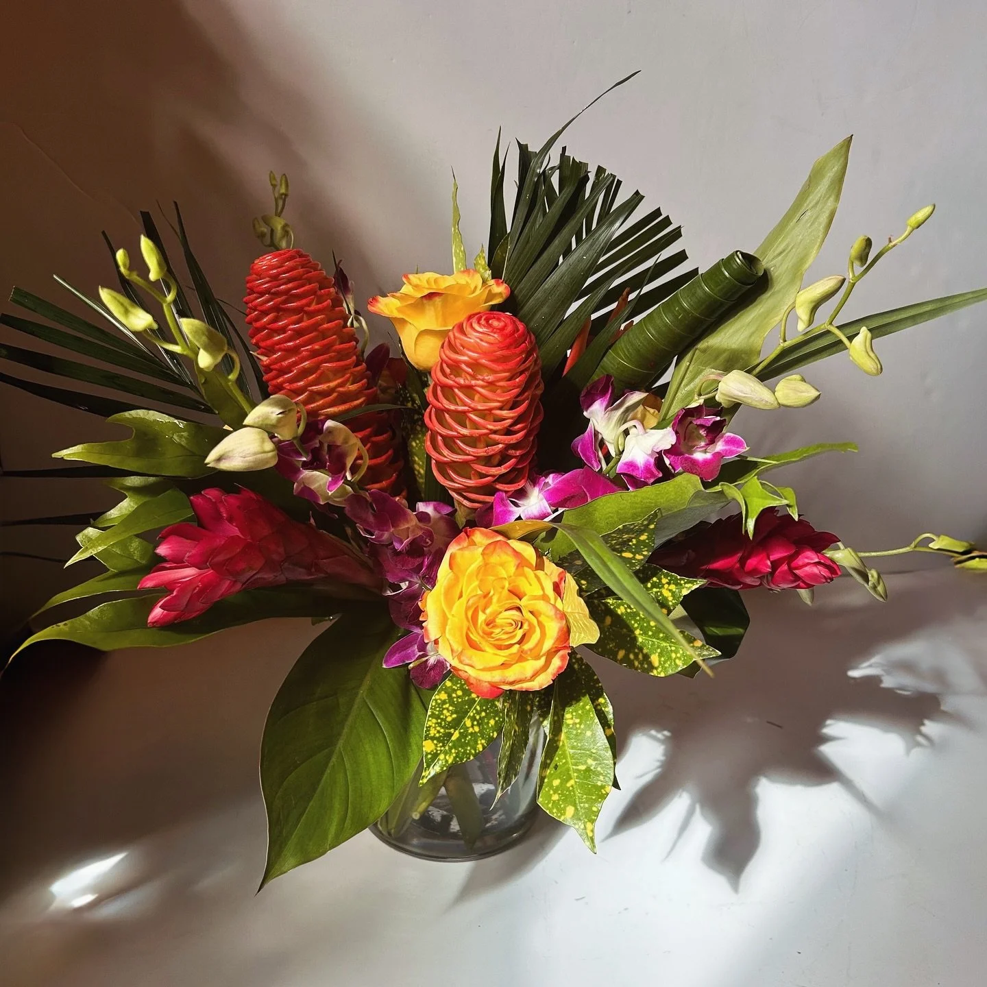 💐 THIS WEEK ONLY - bright &amp; beautiful tropicals are the star of the show in this week&rsquo;s arrangement.

Order pickup or delivery before 9/2 while supplies last! 🌺 

Order online for delivery 🚚 https://www.villagegreenflowersandgifta.com/ev