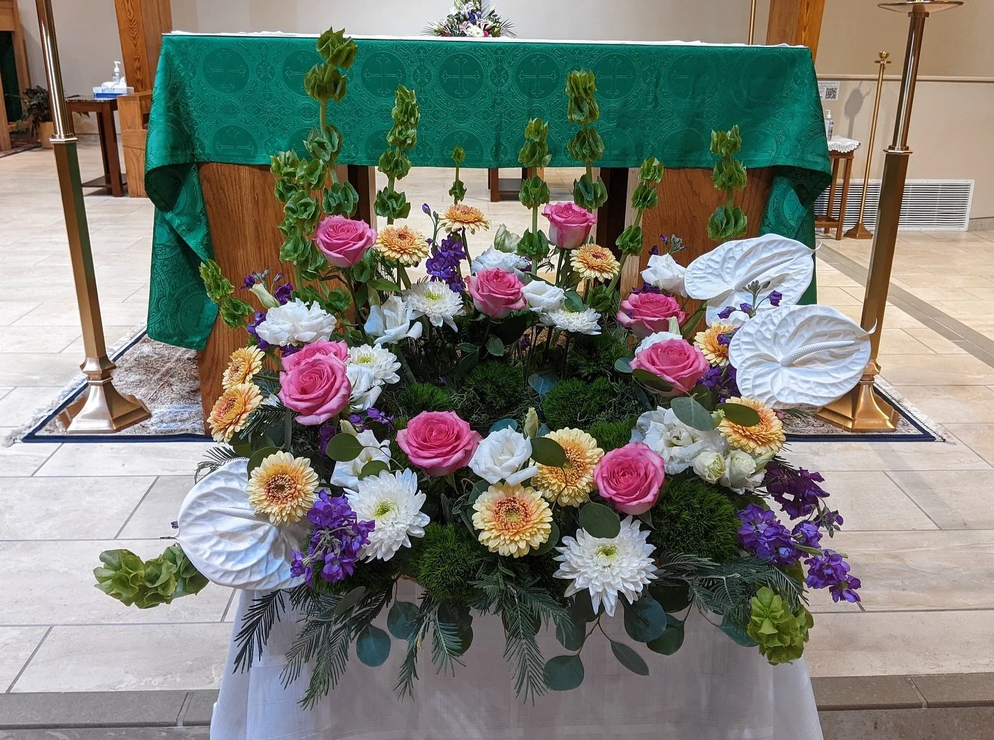 A Life Surrounded by Flowers 🌸✨
This past week we had the honor of creating a beautiful collection of arrangements for a lovely woman who lived until her 90s, and whose life was filled with love, faith, and a passion for flowers. Her family wanted t