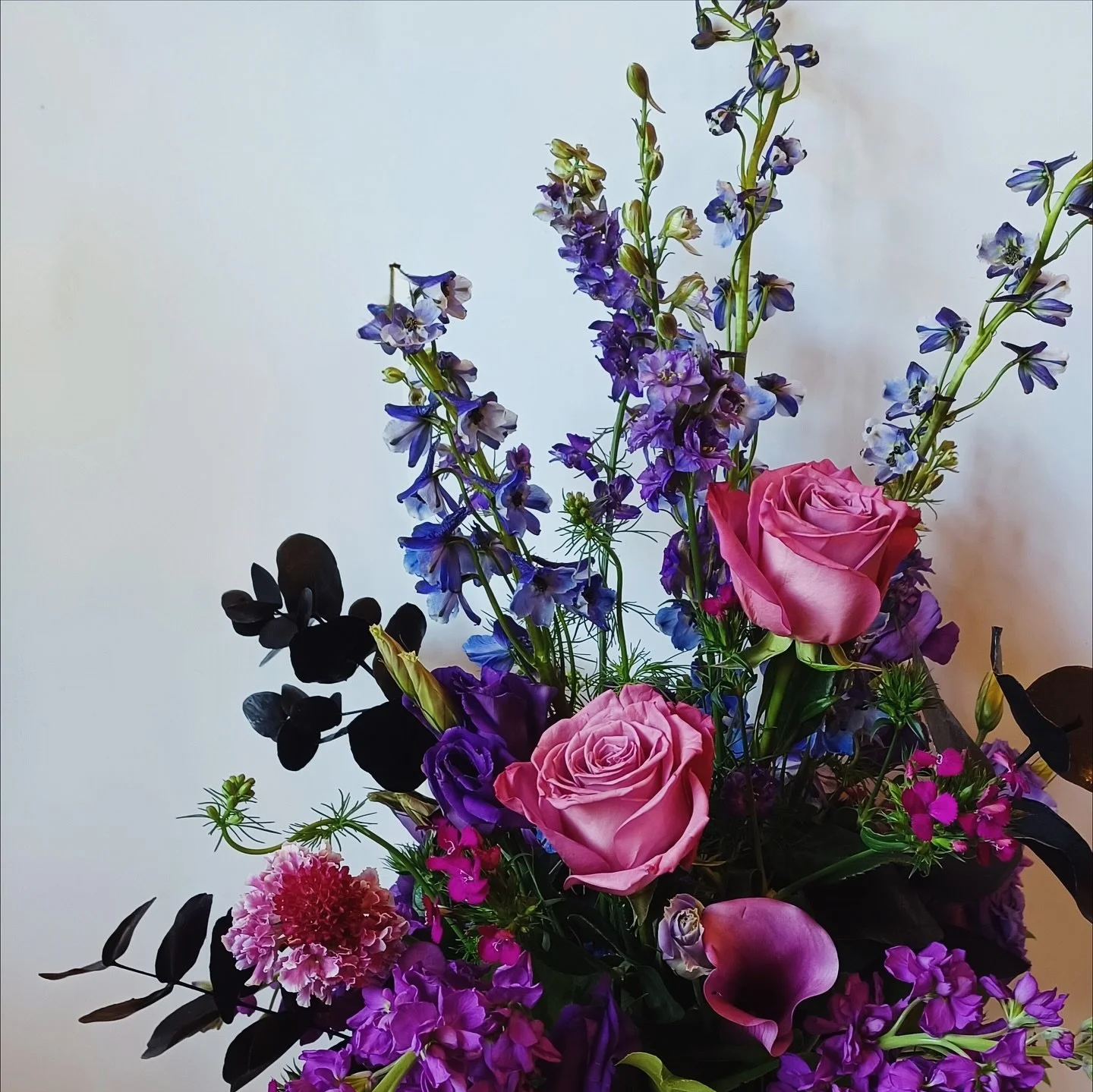 🖤 Moody Blues 🖤
Designed by our talented team, this moody mix of deep purples, blue tones, and black ruscus is perfect for spooky season or ANY day that calls for a touch of drama

✨ villagegreenflowersandgifts.com/everyday

#moodyblues #floraldesi