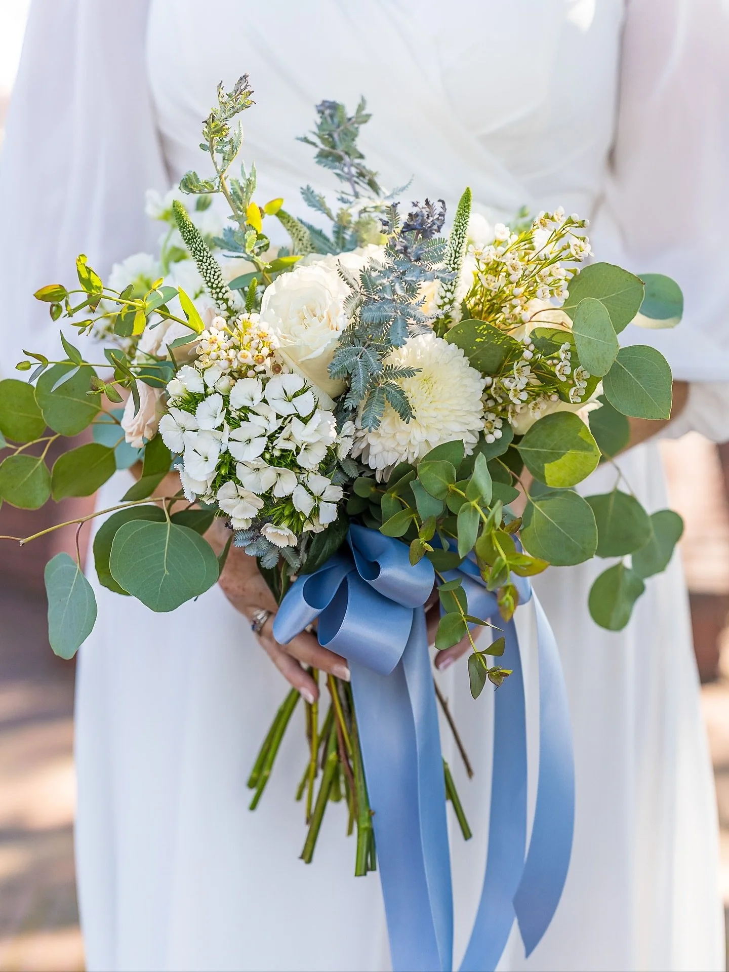 Soft whites, lush greenery, and a touch of blue - elegant, effortless, and unforgettable. Congratulations to #bride Shaina and her new #groom and their #extendedfamily
Taken at the @cityofsmyrnaga gazebo 
Beautifully photographed by @jaimiedeephotog